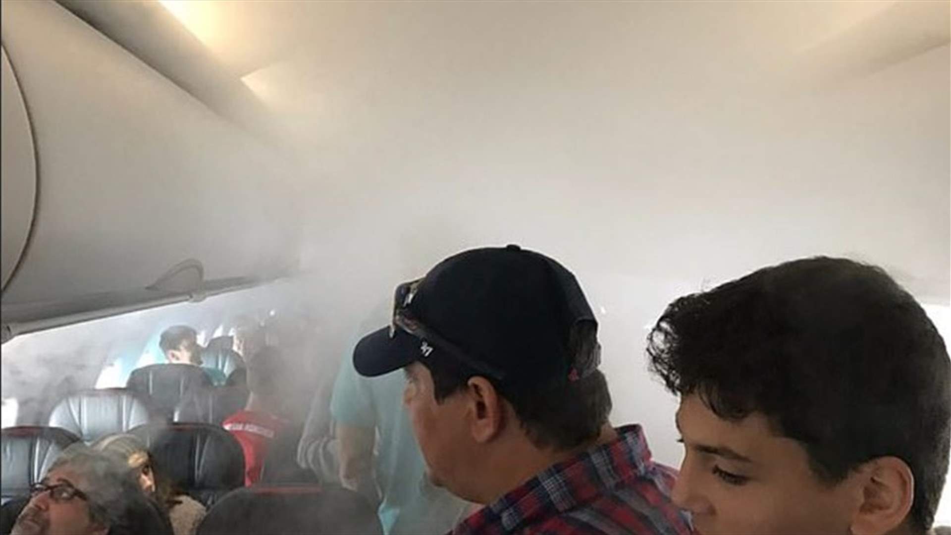 الضباب يجتاح طائرة ركاب... ويرعب المسافرين لمدة ثلاث ساعات (فيديو)