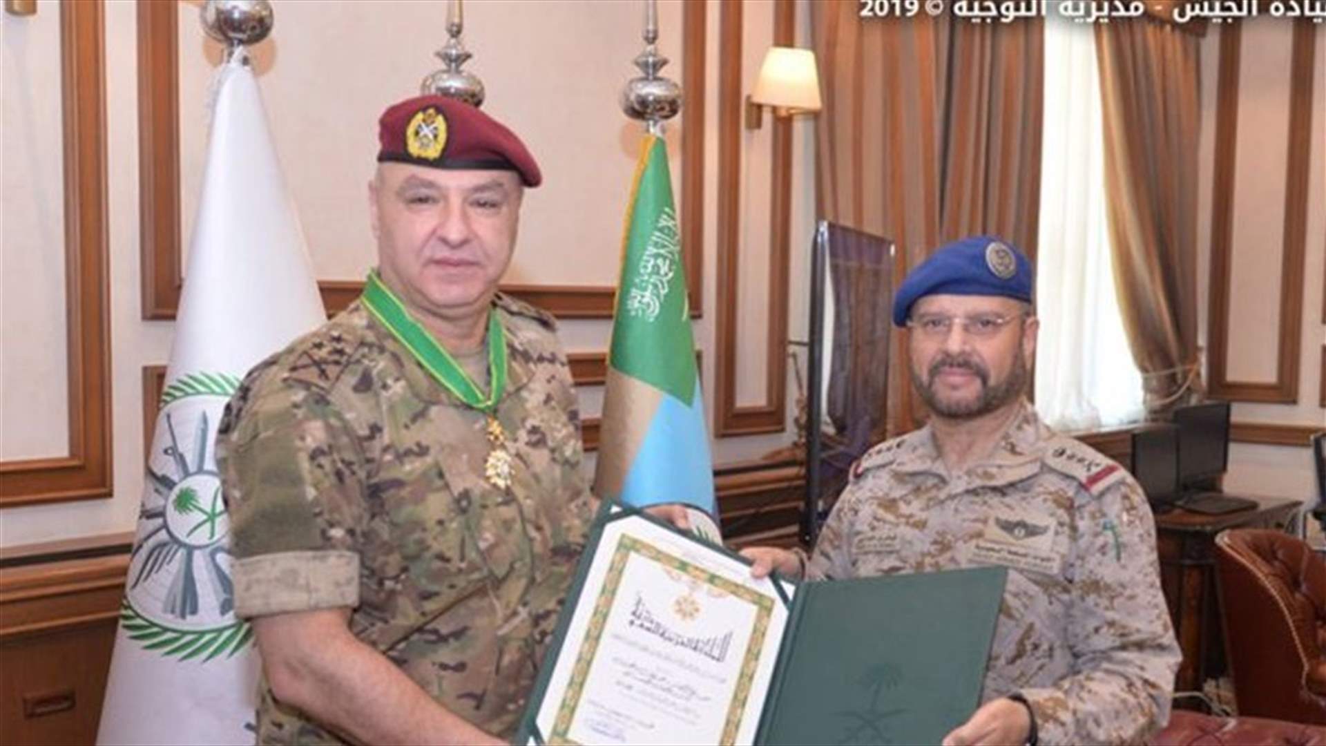 General Aoun receives from Saudi counterpart King Abdulaziz Excellence Medal