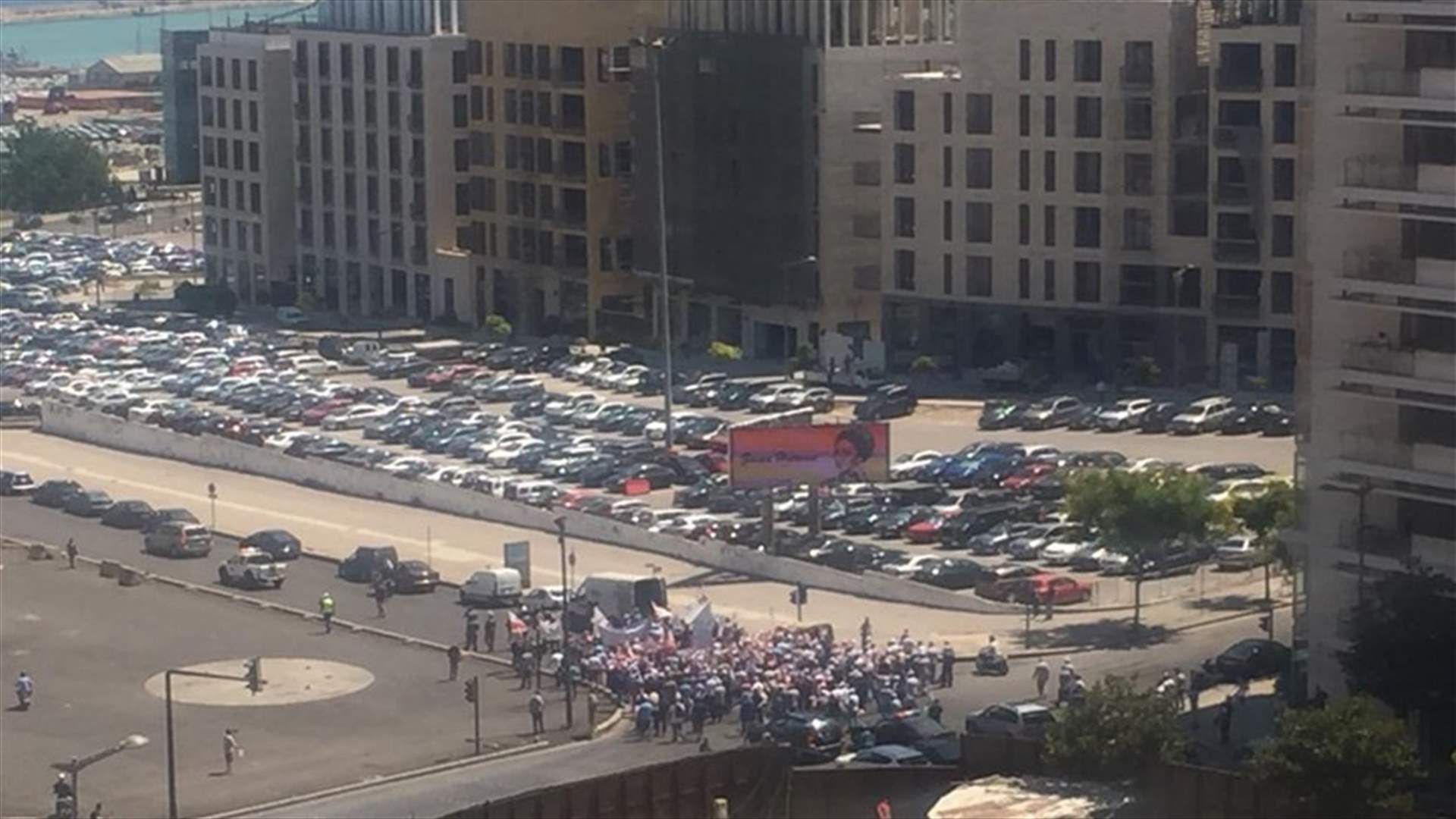 تظاهرة للعسكريين المتقاعدين في ساحة الشهداء