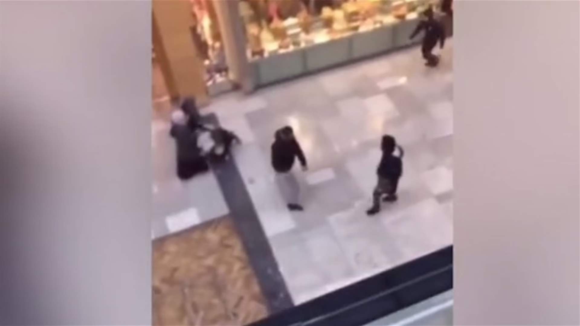 مشاجرة عنيفة في مركز للتسوّق... وفيديو وثّق ما حصل
