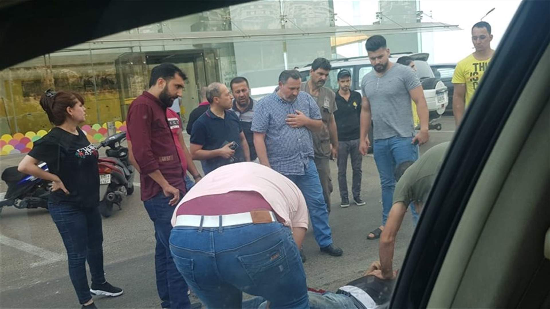 جريح بحادث سير على طريق خلدة الناعمة (صور)
