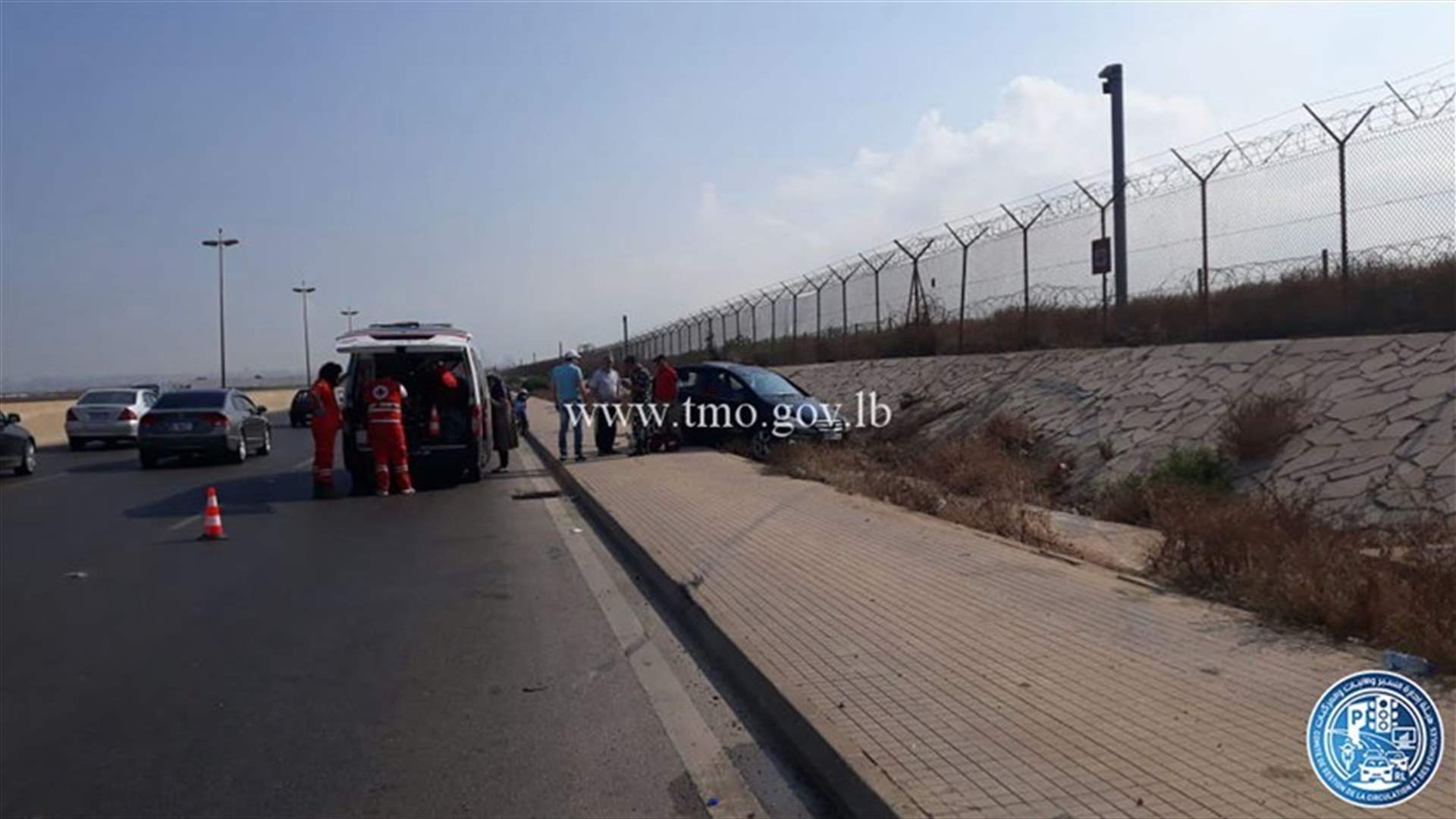 اصطدام مركبة بالرصيف على اوتوستراد خلدة... وسقوط 4 جرحى