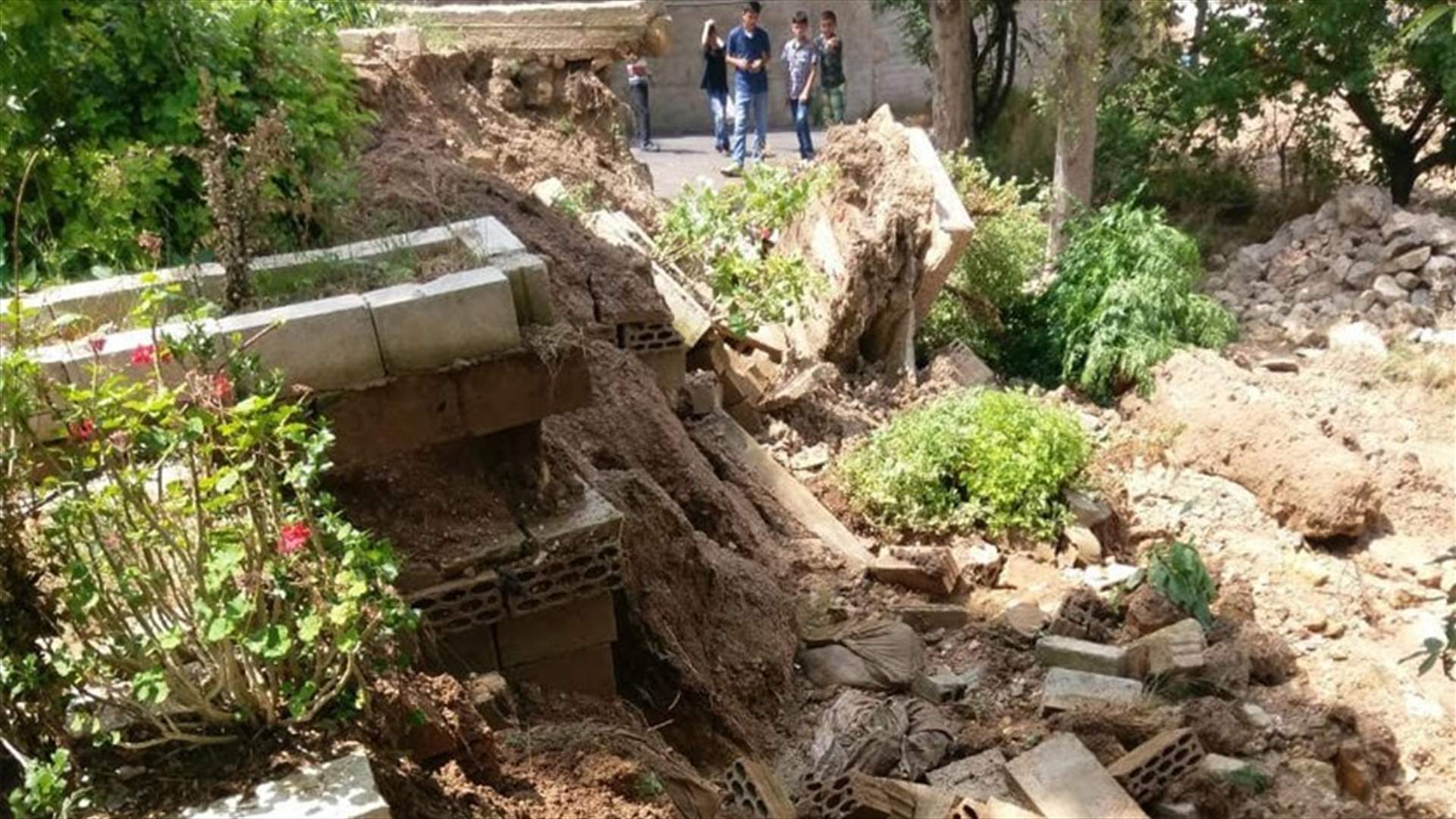 تدفق مياه الريّ على مقبرة الغرباء في بخعون أدى إلى ظهور رفات بعض الموتى