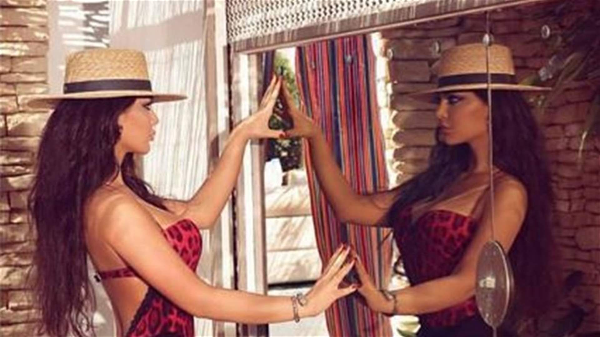 قمر تقف على رأسها داخل النادي الرياضي... وتثير الجدل