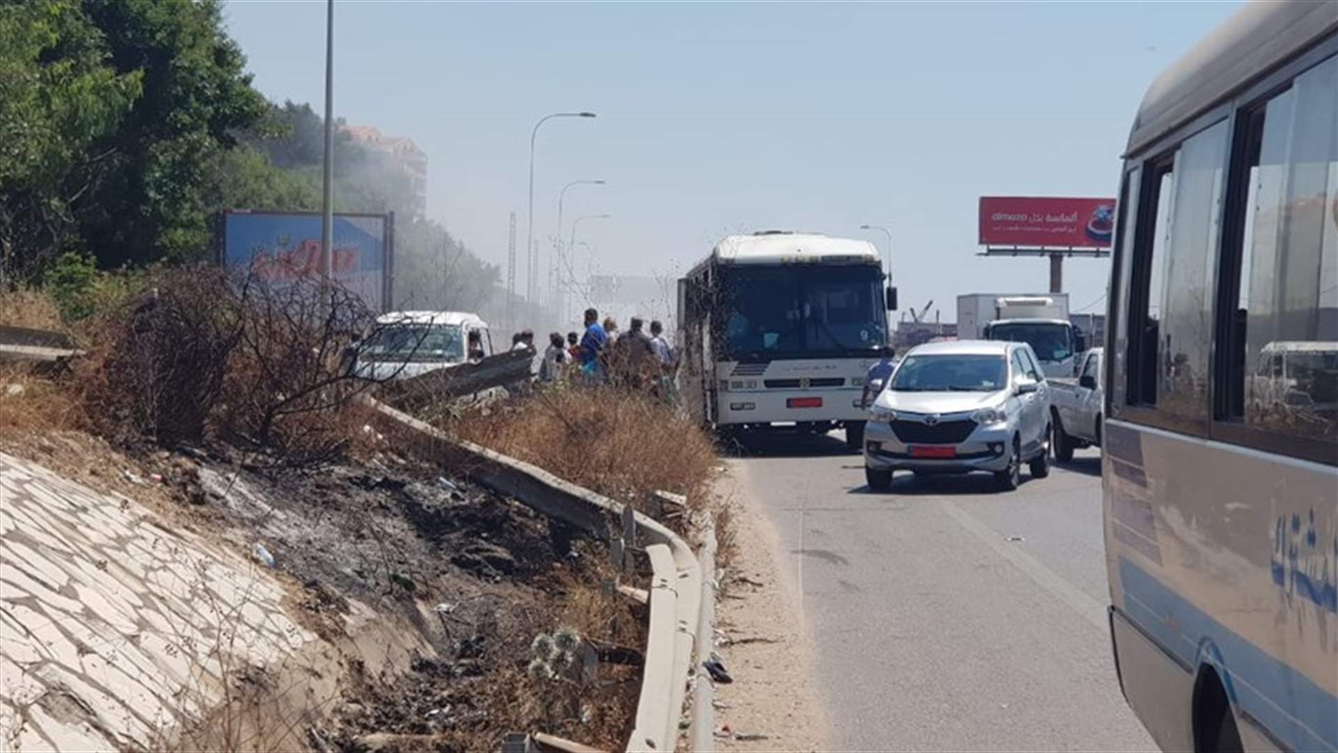 تسرب مادة المازوت واشتعال باص على اوتوستراد الناعمة باتجاه بيروت