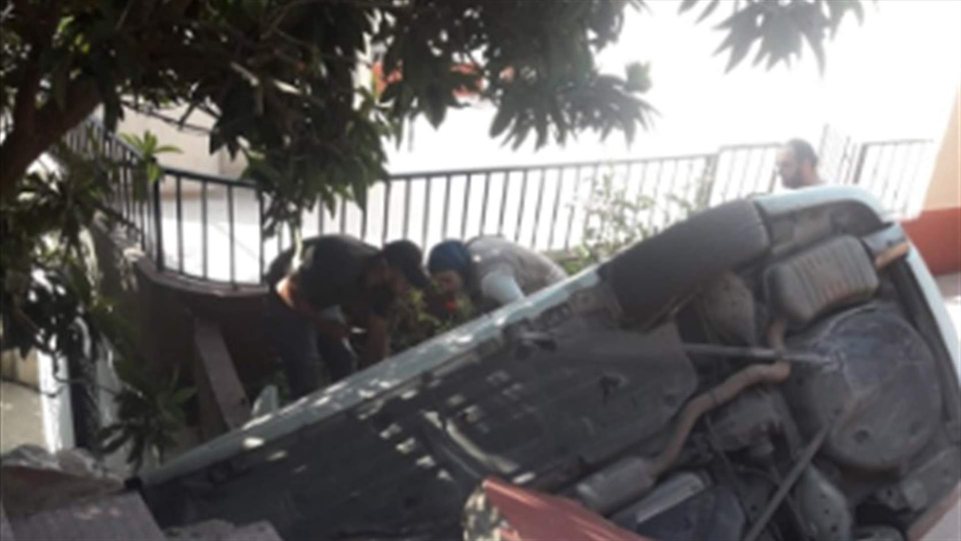 انقلاب سيارة واقتحامها احد المنازل في حي الراهبات في النبطية (صورة)