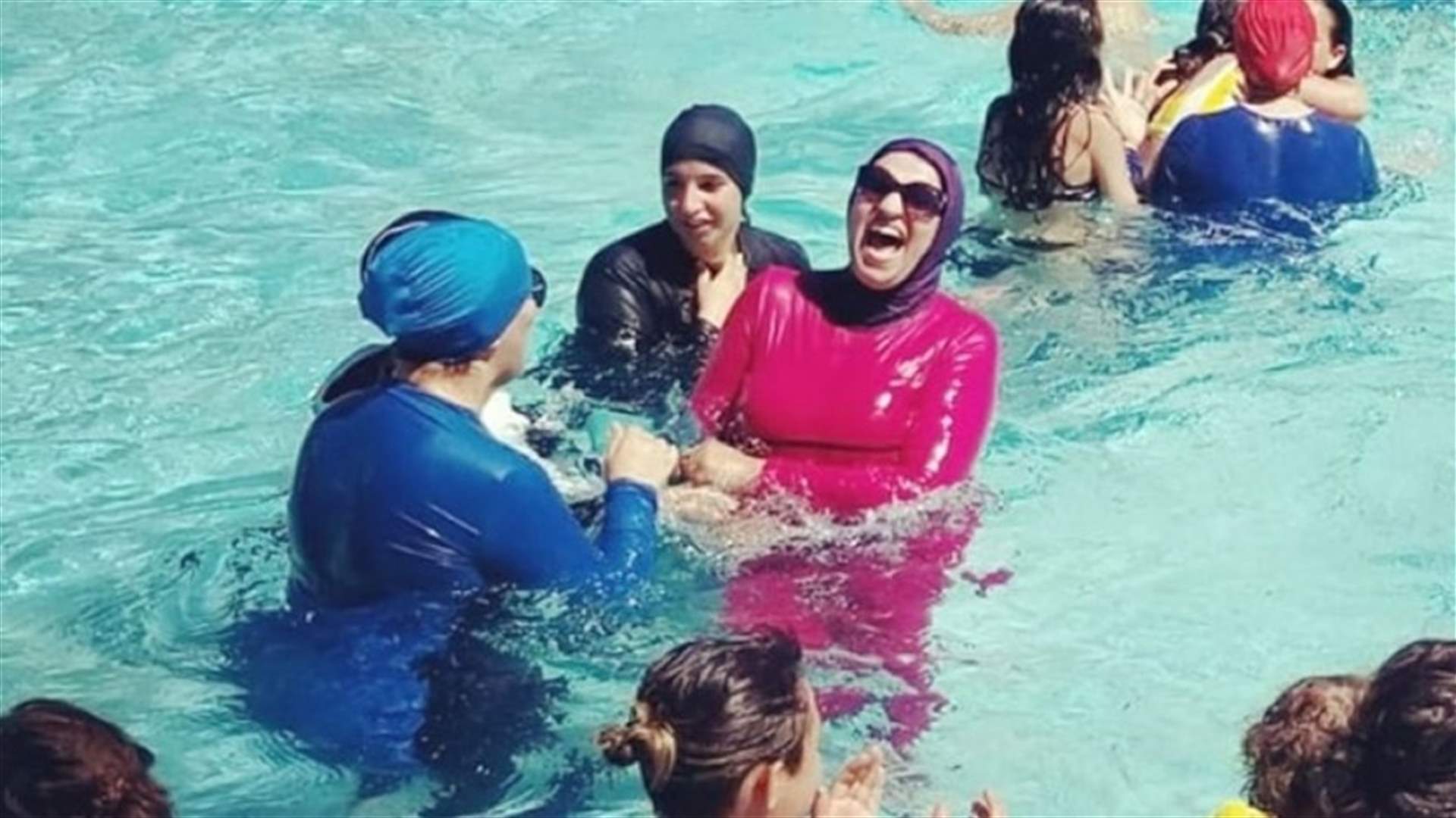 مسلمات يتحدين الحظر ويلبسن البوركيني في المسابح الفرنسية