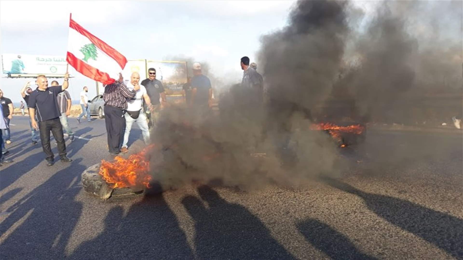 احراق اطارات من قبل العسكريين المتقاعدين على المسلك الغربي لاوتوستراد البربارة