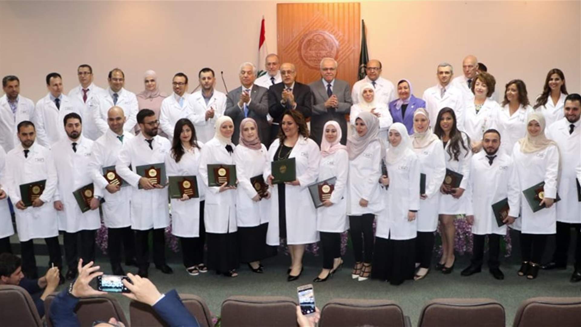تخريج 20 طبيبا وطبيبة في مستشفى المقاصد... جبق: ليكن العلاج متاحا للجميع من دون تمييز