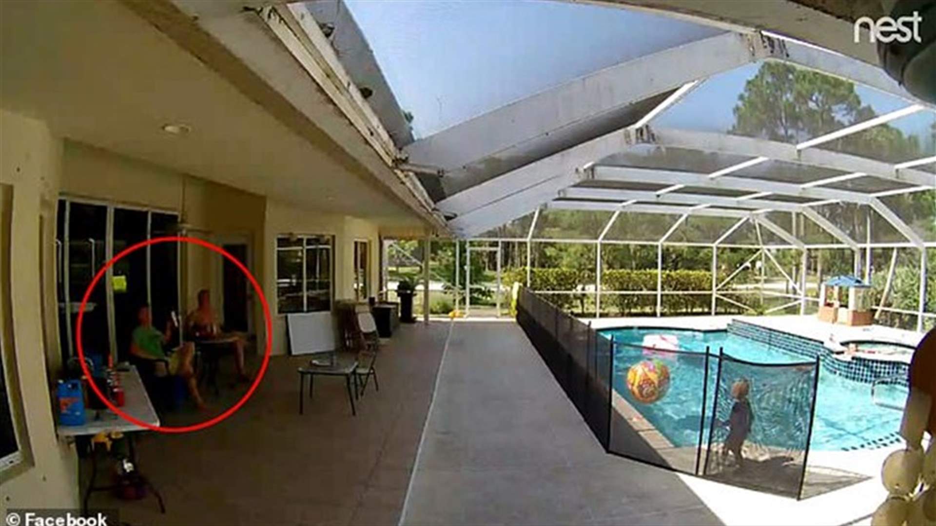 أب يقوم بعمل بطولي... شاهدوا كيف أنقذ حياة ابنه الصغير!