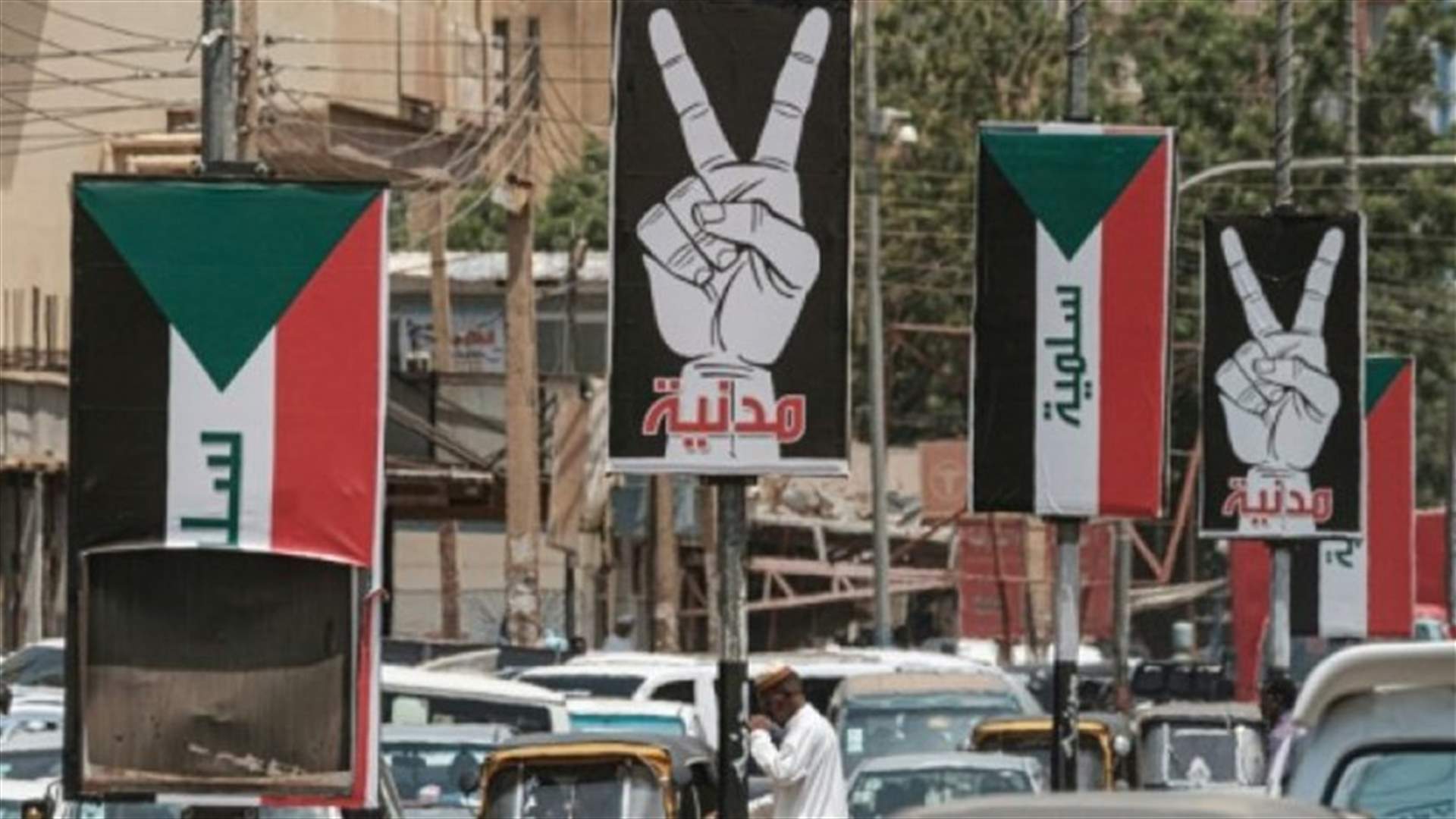 الشرطة تطلق الغاز المسيل للدموع لتفريق تظاهرة طالبية قرب قصر الرئاسة في الخرطوم