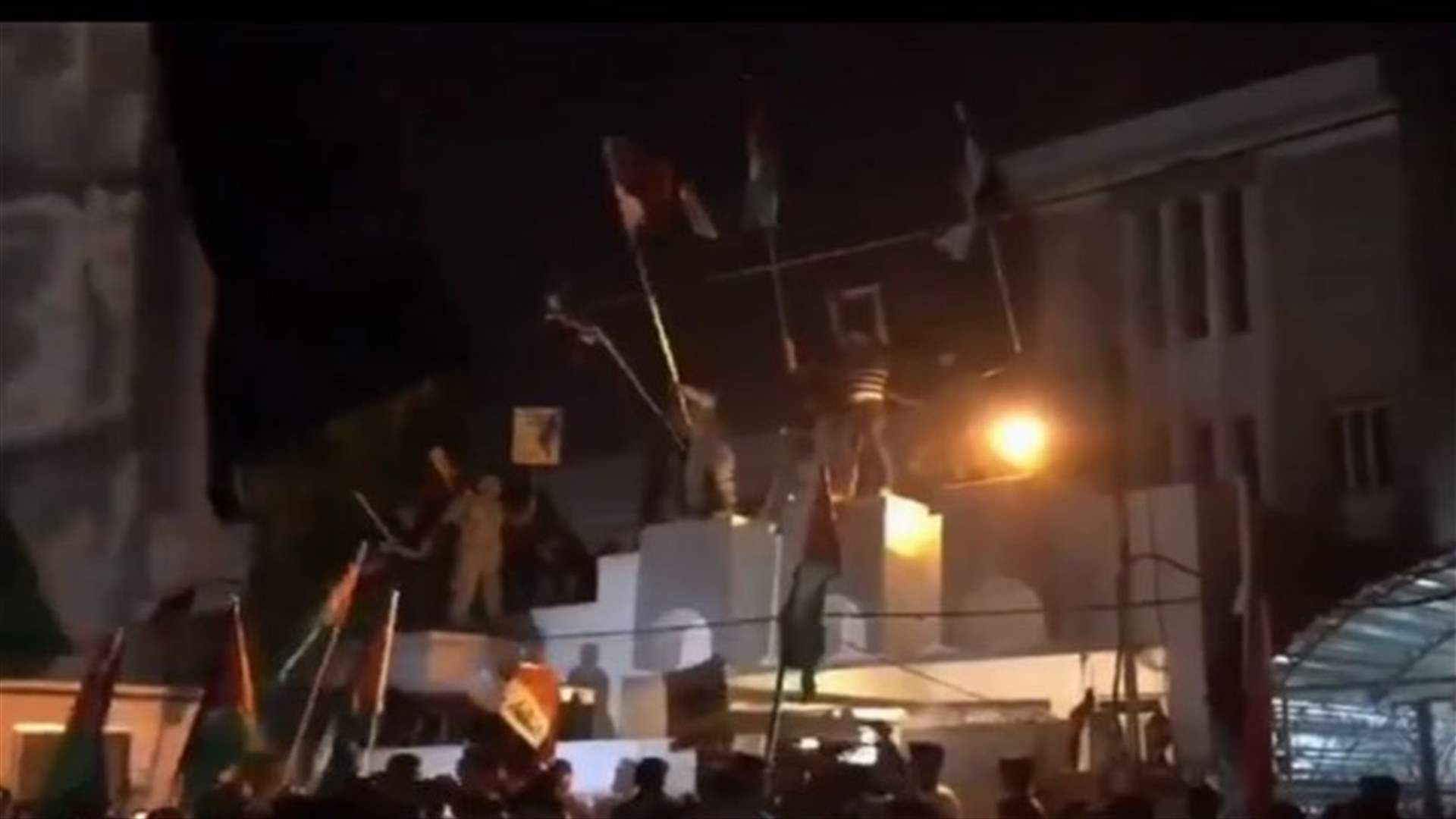 محتجون ينزعون علم البحرين من السفارة في بغداد احتجاجا على مؤتمر ترامب للسلام (فيديو)