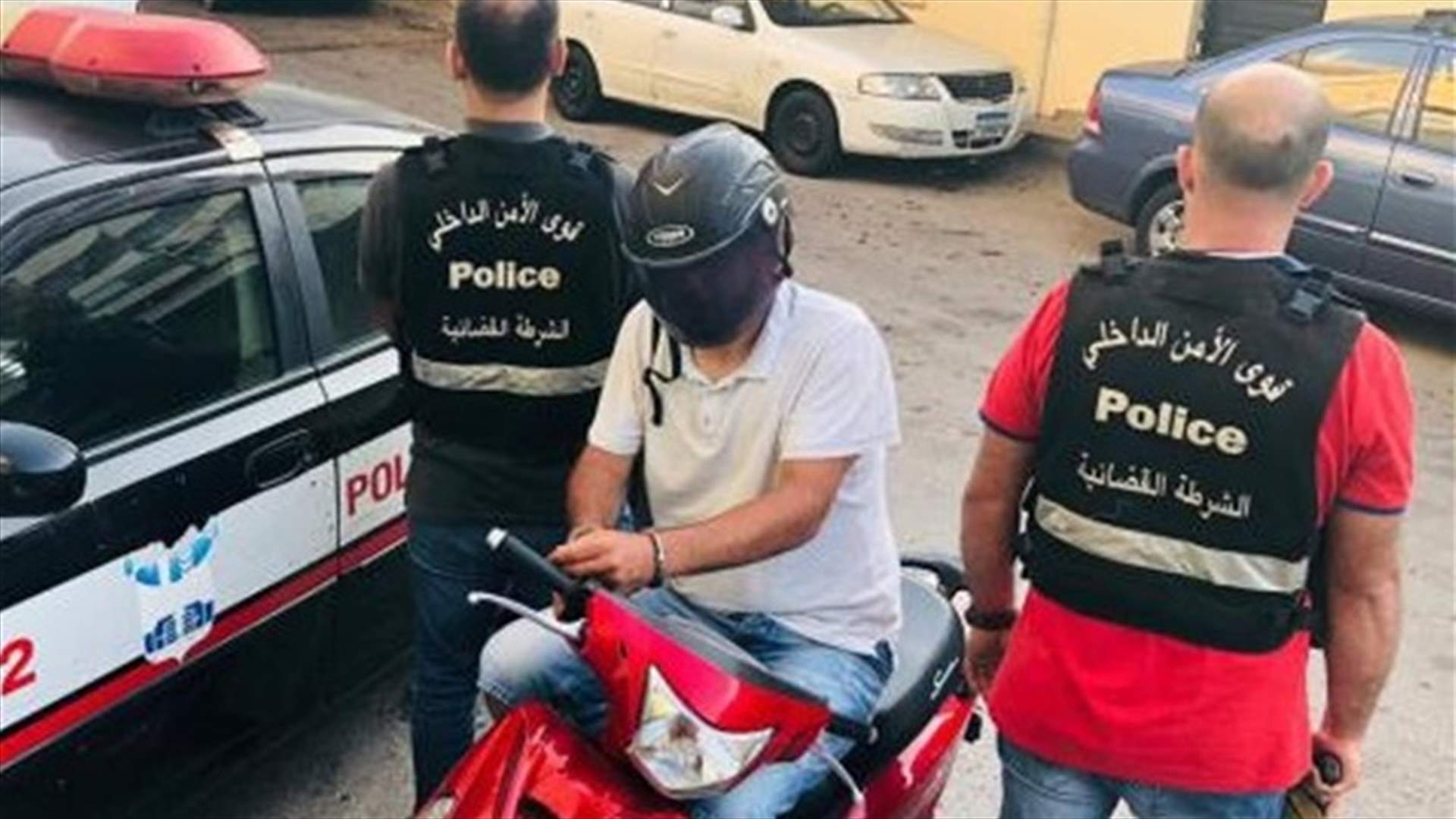 يضع خوذة لإخفاء ملامح وجهه اثناء تنفيذ عمليات نشل... هل وقعتم ضحيته؟ (صورة)