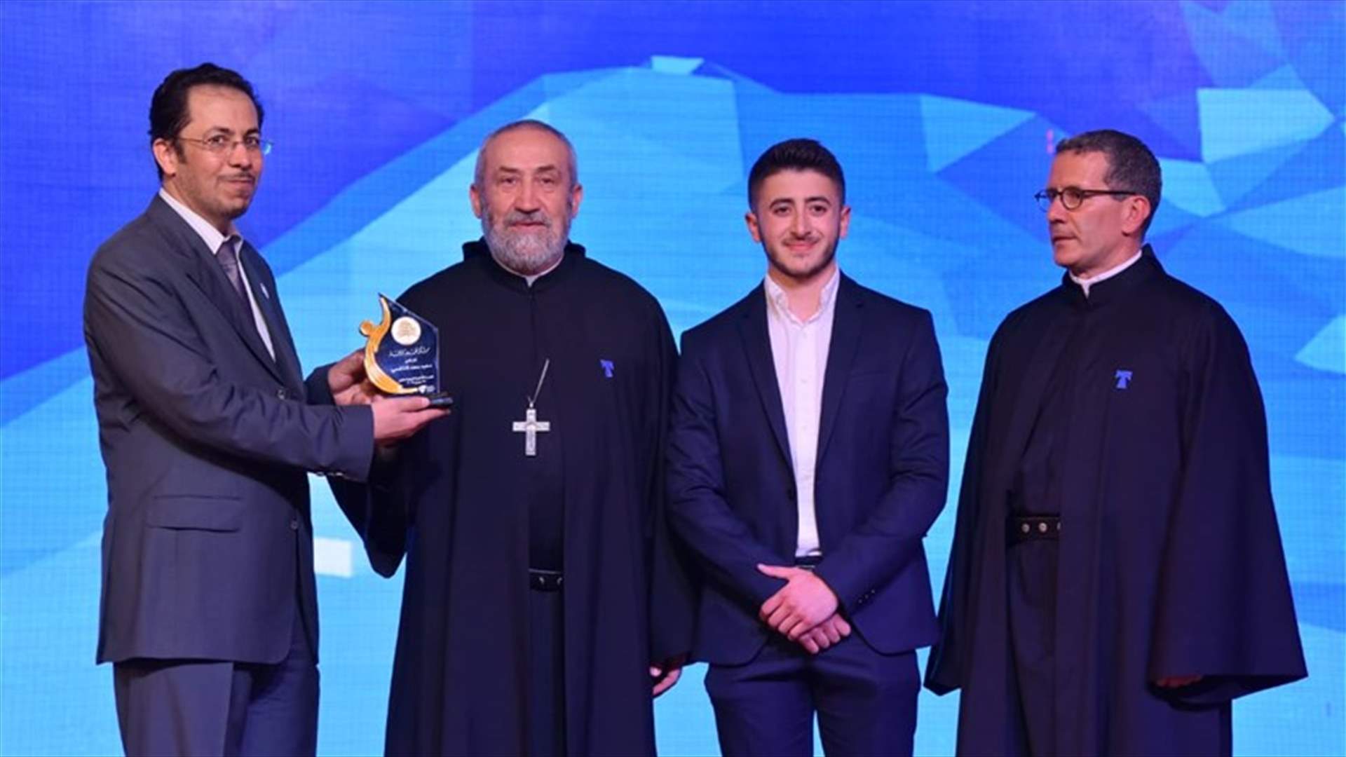 المدرسة الانطونيّة الدّوليّة - عجلتون تحتفل بتخريج تلاميذها برعاية سفير الامارات...