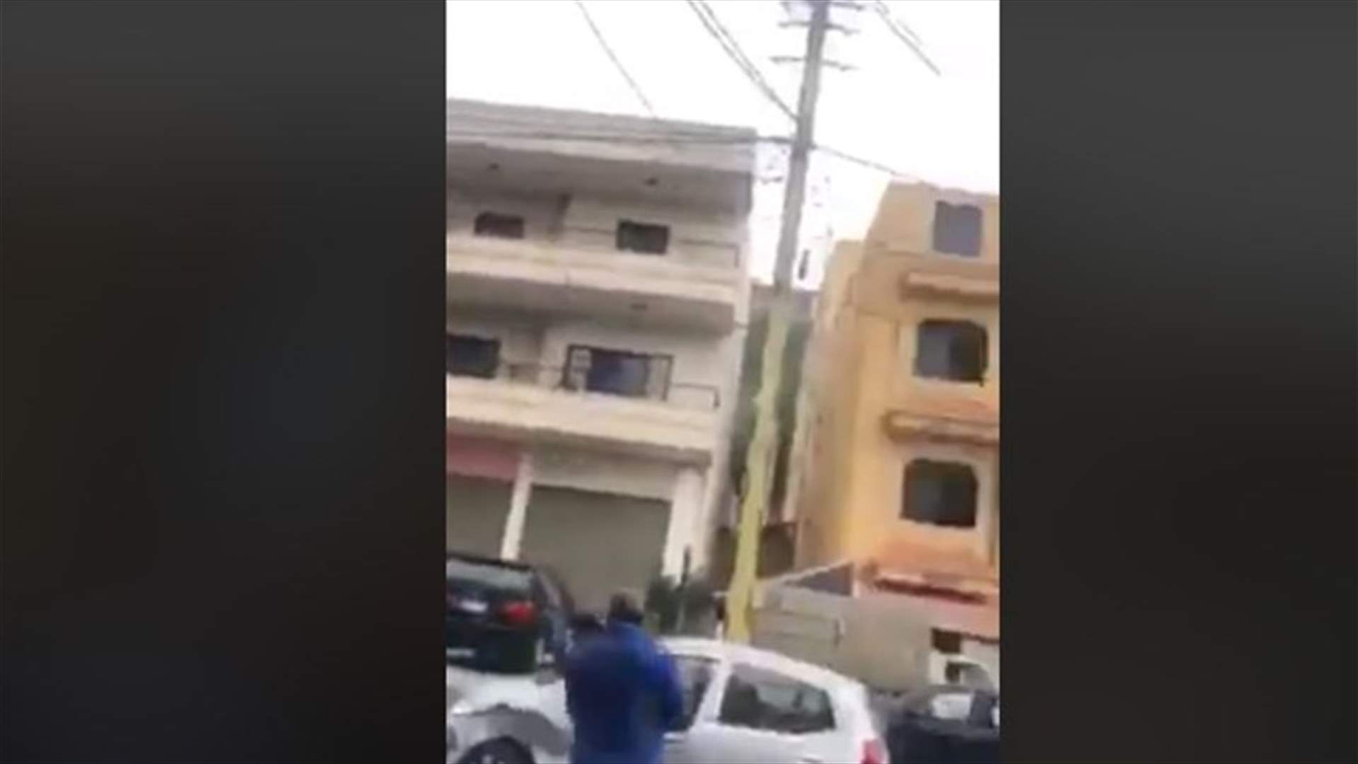 مصادر التقدمي للـ LBCI: عناصر موكب الغريب اطلقوا النار أثناء محاولة شبان إزالة الدواليب المشتعلة (فيديو)
