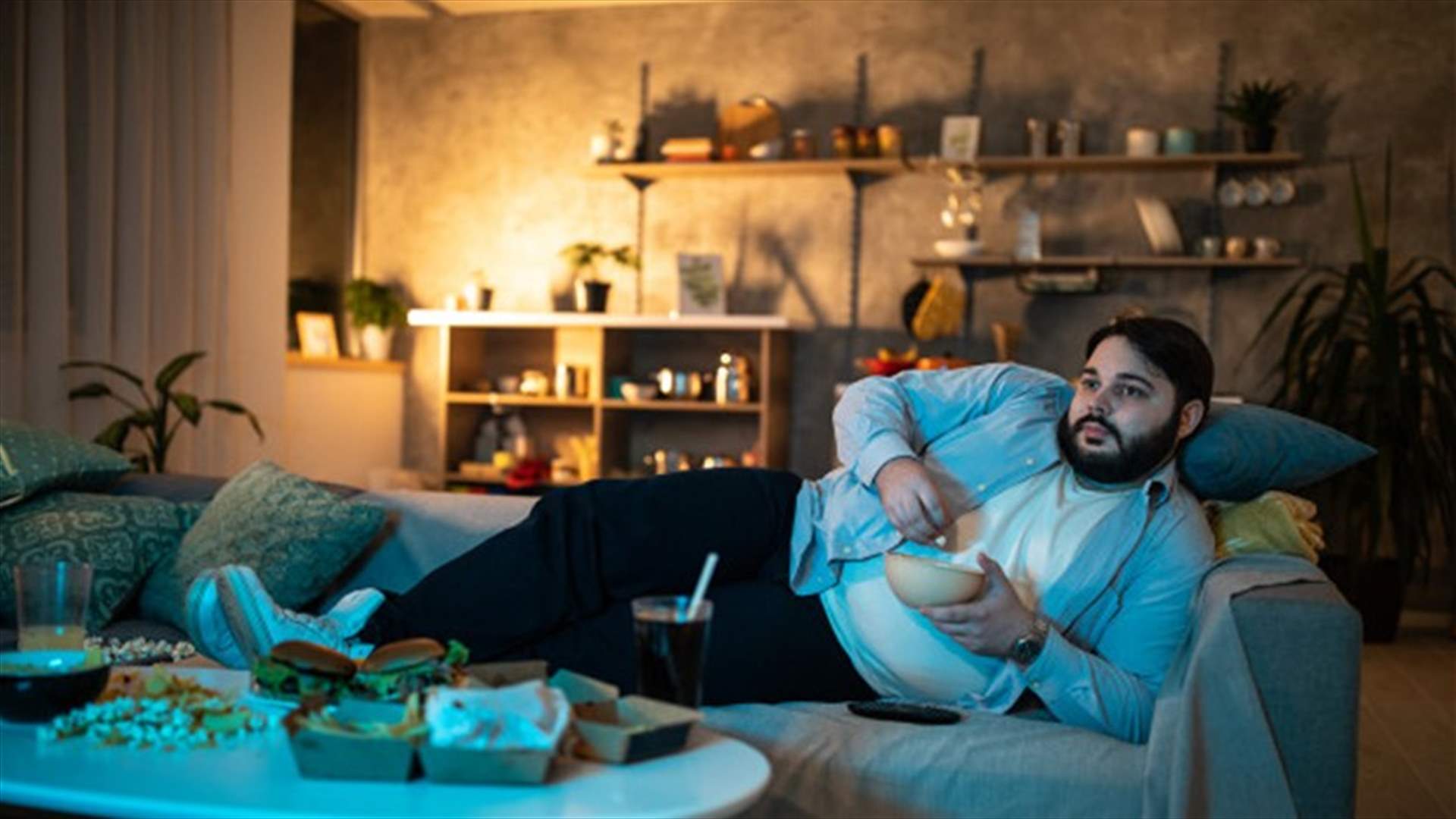 مشاهدة التلفزيون لساعات أو الجلوس طويلاً بالعمل... أيهما الأخطر؟