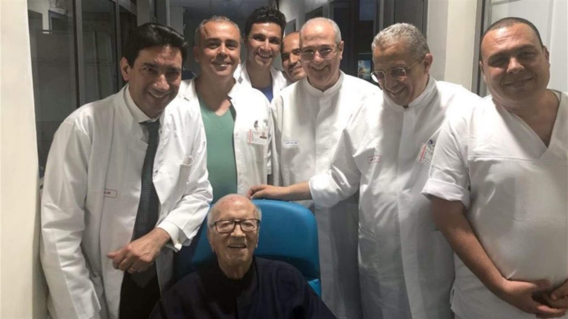 الرئيس التونسي يغادر المستشفى بعد تعافيه (صور)