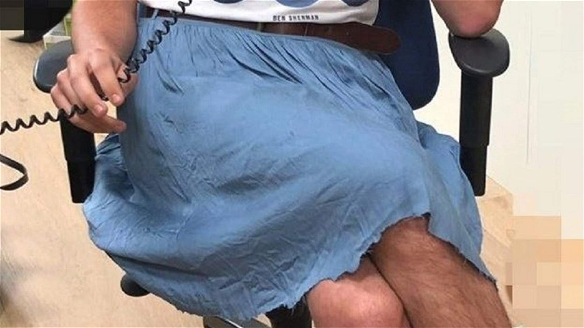 موظّف ارتدى تنورة أثناء دوام العمل ... رداً على نظام الشركة! (صور)