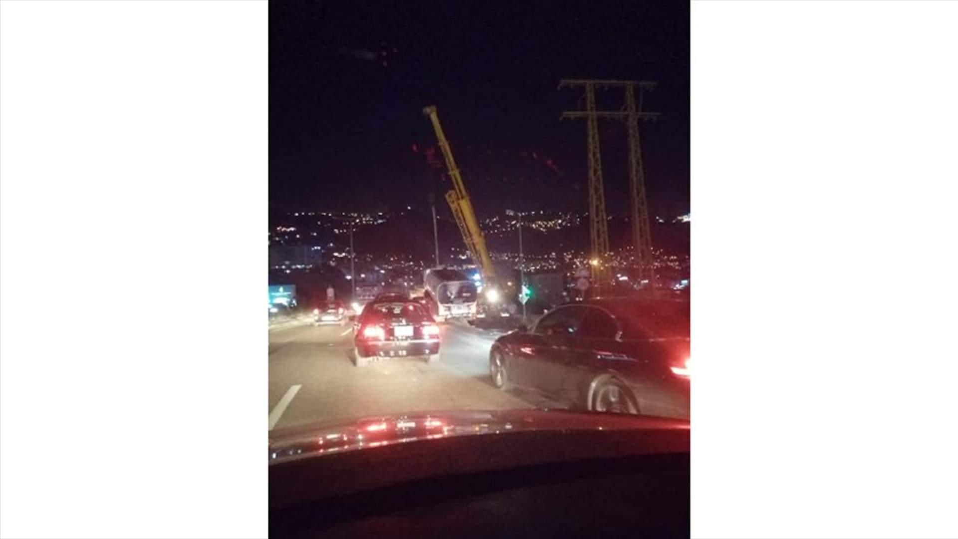 حادث سير على اوتوستراد كازينو لبنان باتجاه بيروت وزحمة سير كثيفة (صور)
