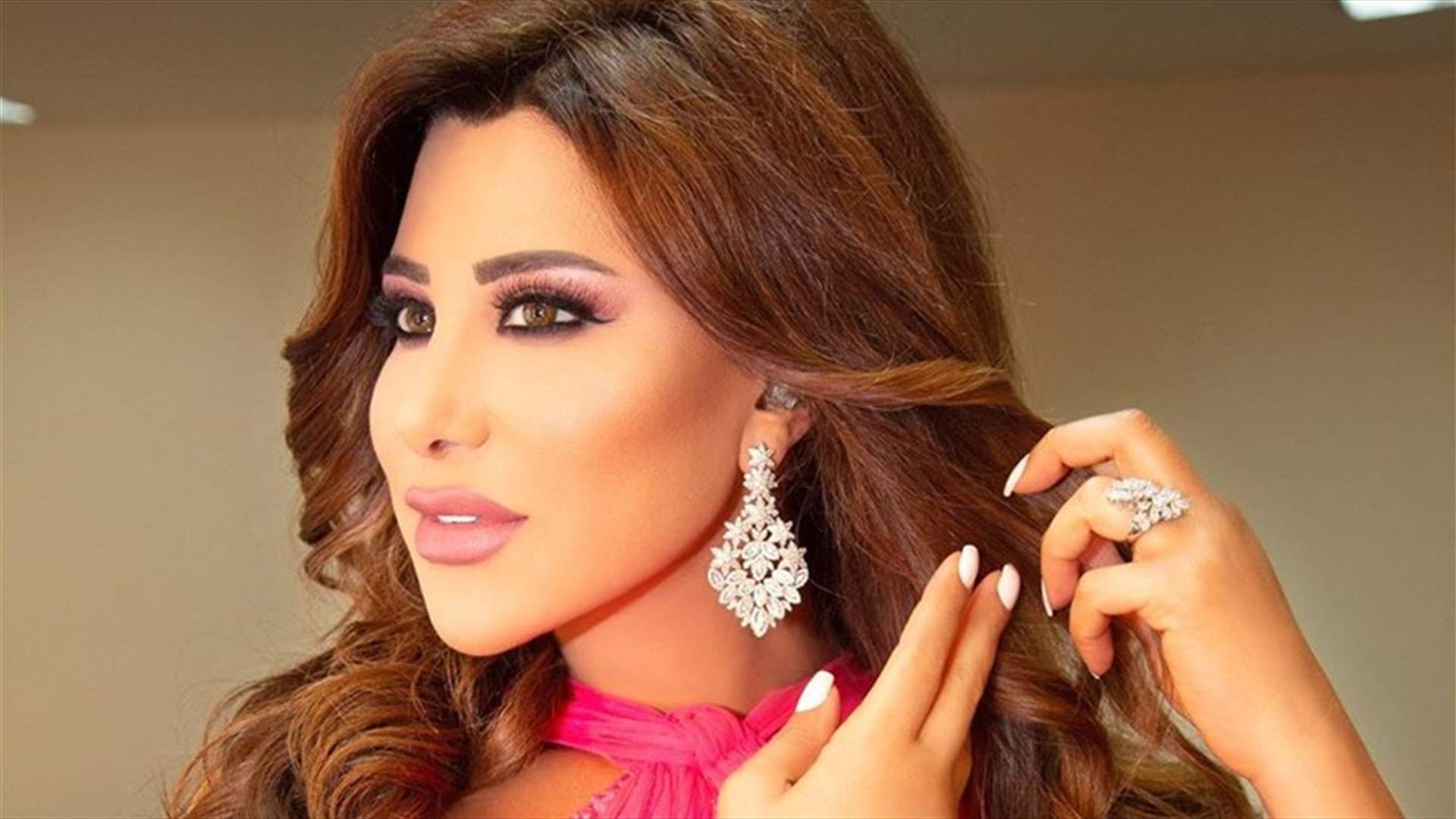نجوى كرم تُشع جمالاً وأناقةً في أسبوع الموضة الباريسي... وهذه تفاصيل إطلالتها (صور)