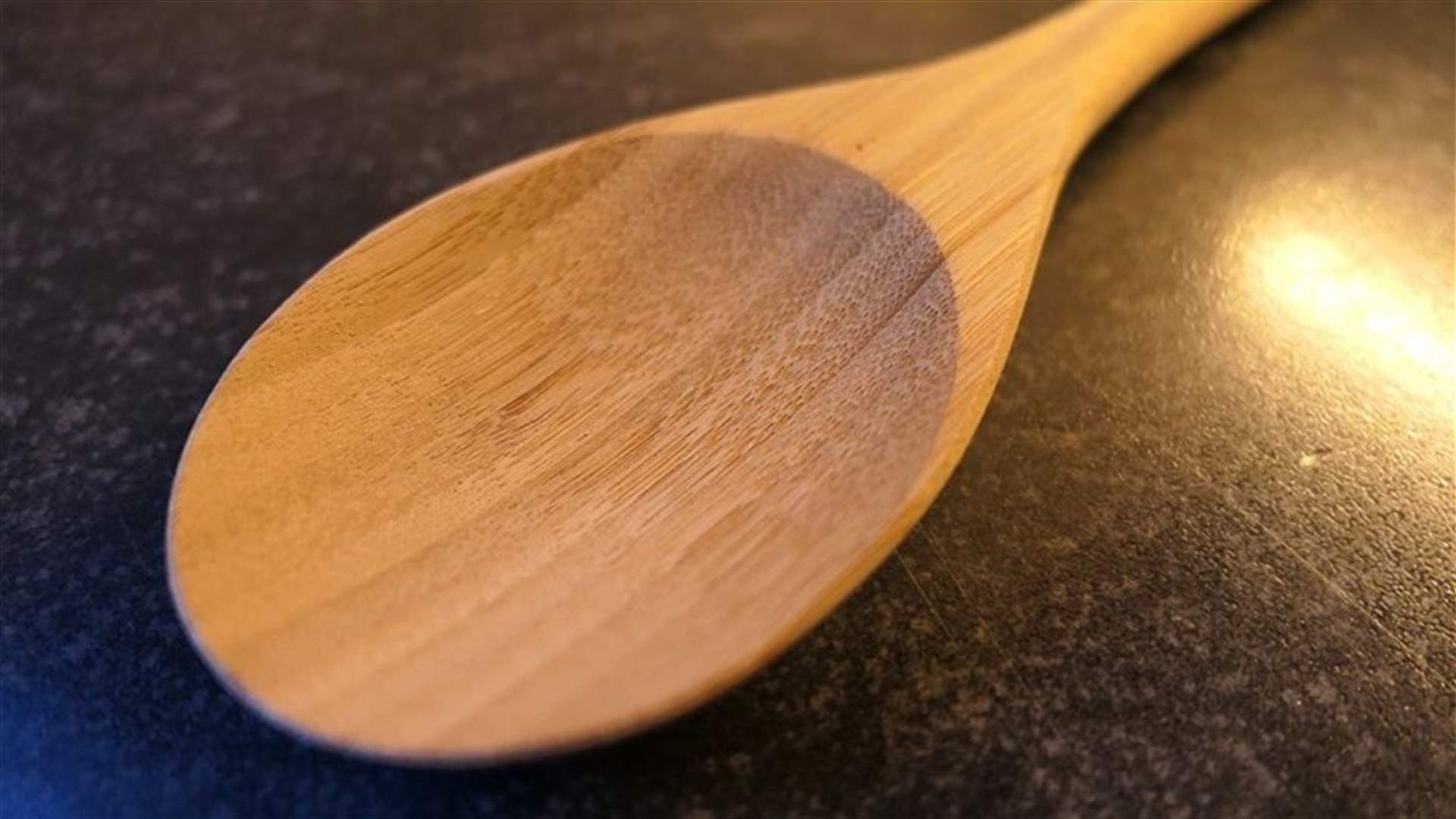 محاكمة أم ضربت ابنتها بواسطة ملعقة خشبية
