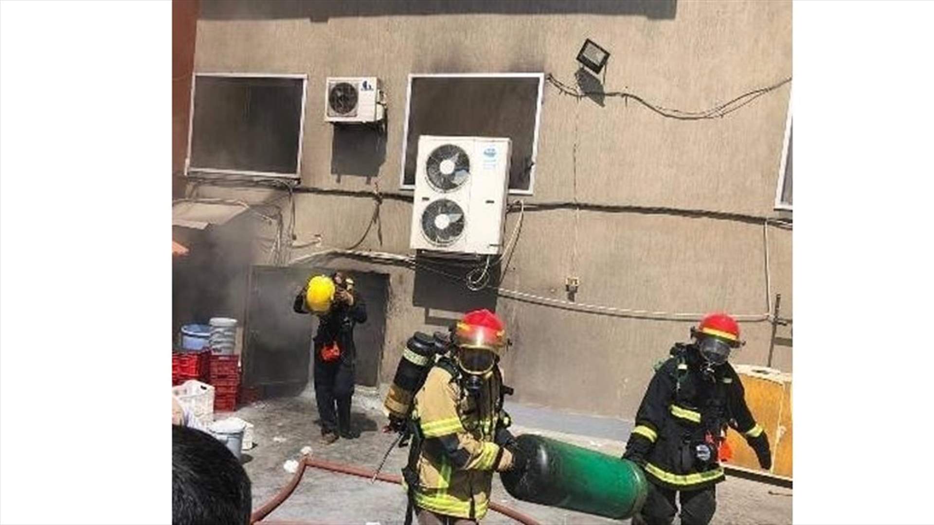 اخماد حريق داخل مطعم في النبطية (صور)