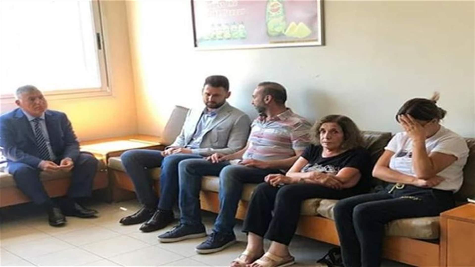 تيمور جنبلاط يتفقد الجريح غصن في المستشفى (صور)