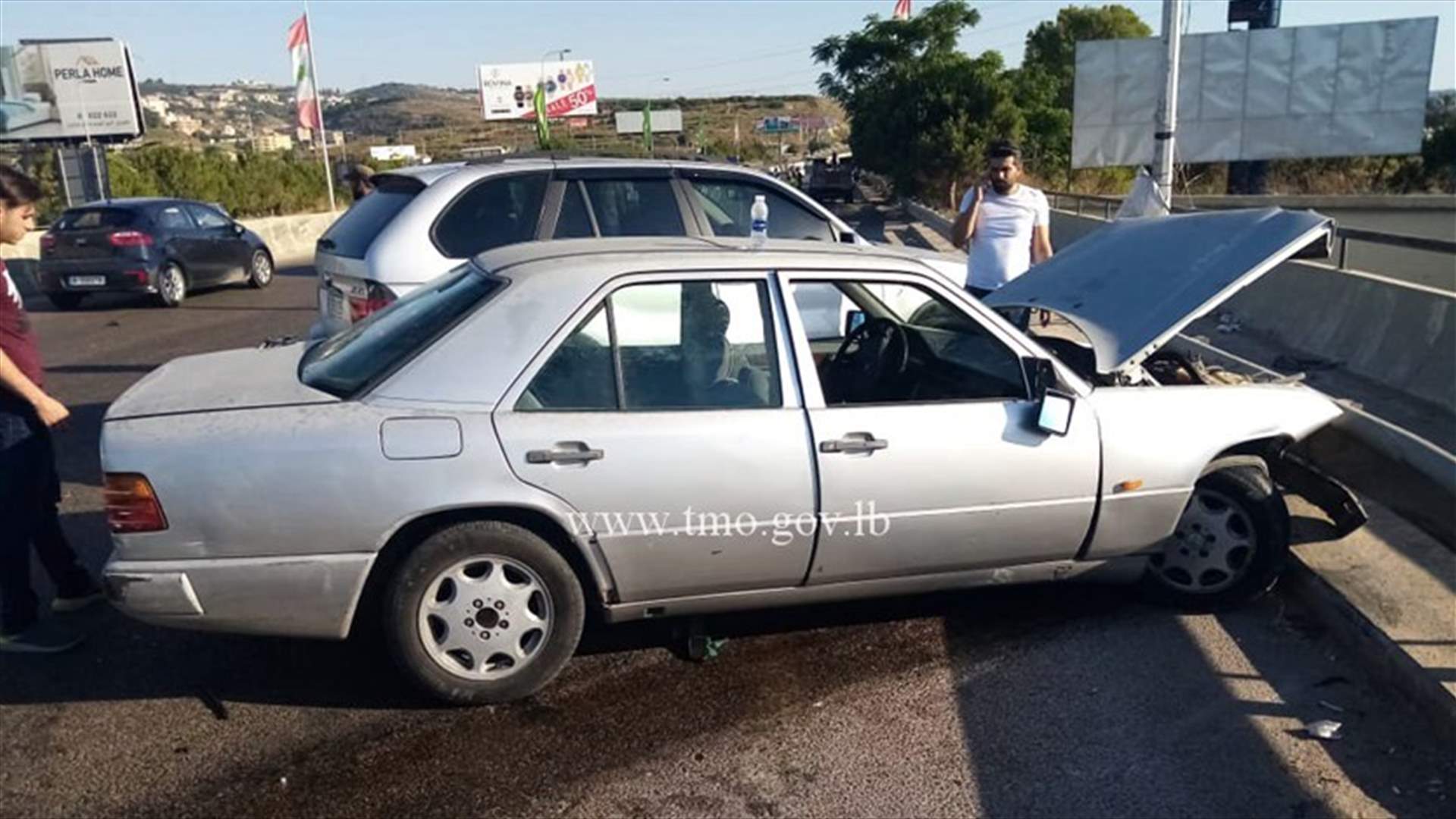 جرحى نتيجة تصادم بين 4 سيارات على جسر الزهراني (صور)