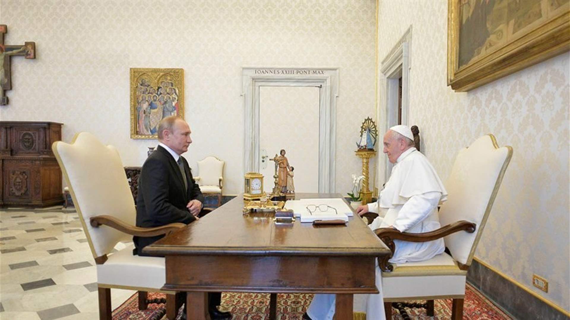 Putin meets pope in shadow of Ukraine crisis, arrives late