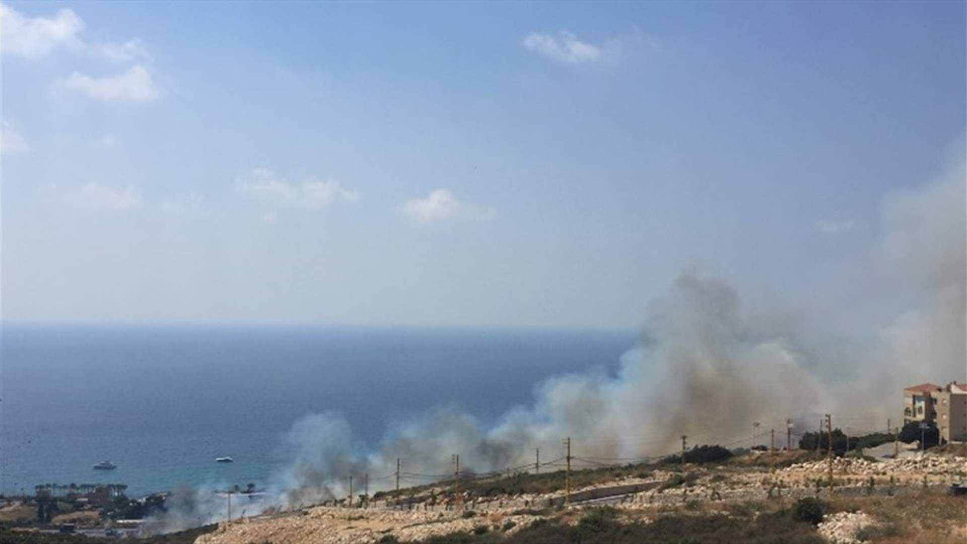 حريق بين كفرعبيدا ومدخل البترون... والدفاع المدني يعمل على محاصرة النيران