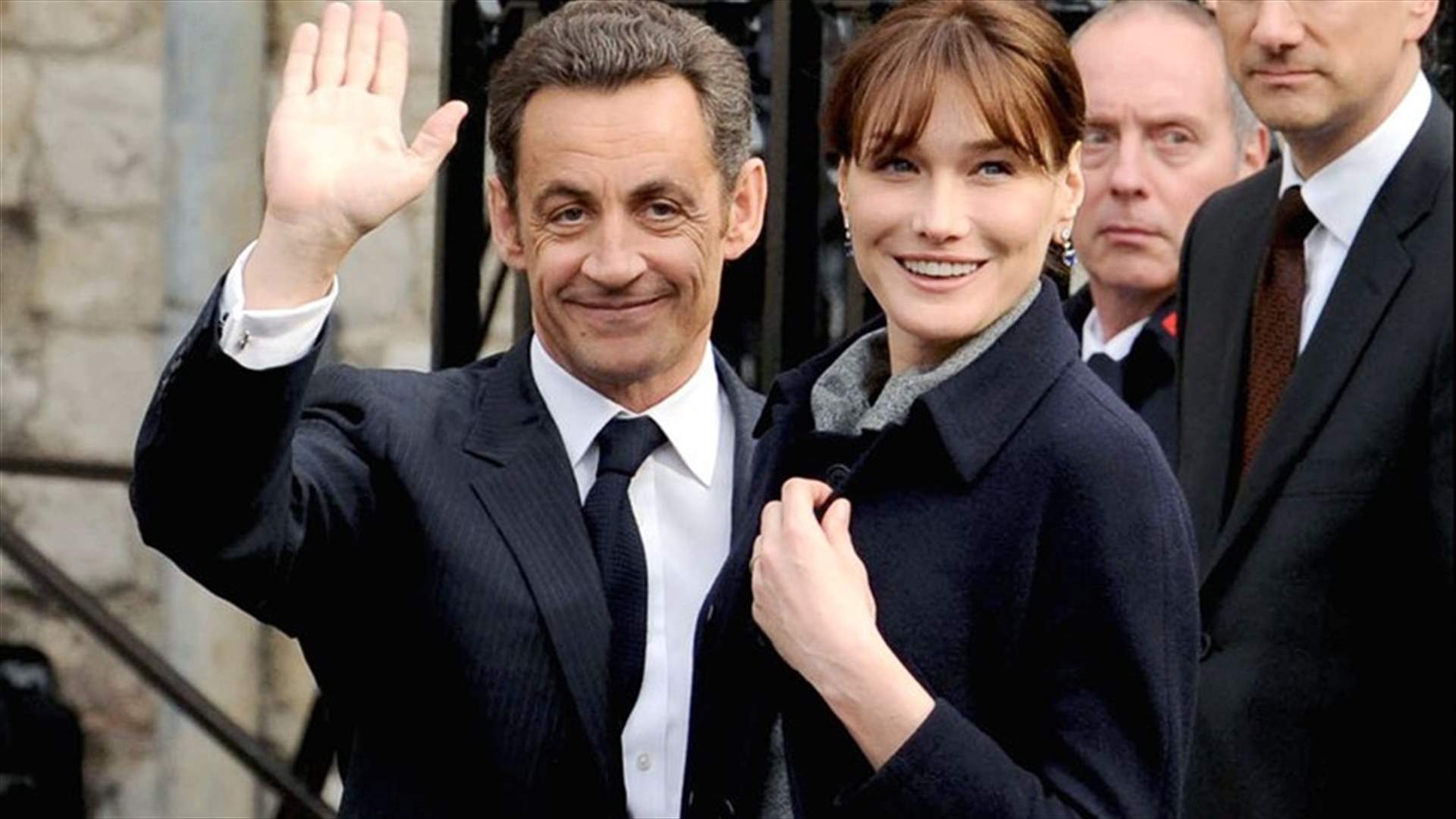 صورة لنيكولا ساركوزي وكارلا بروني تثير الجدل... ما قصة الـ 10 سنتيمترات؟