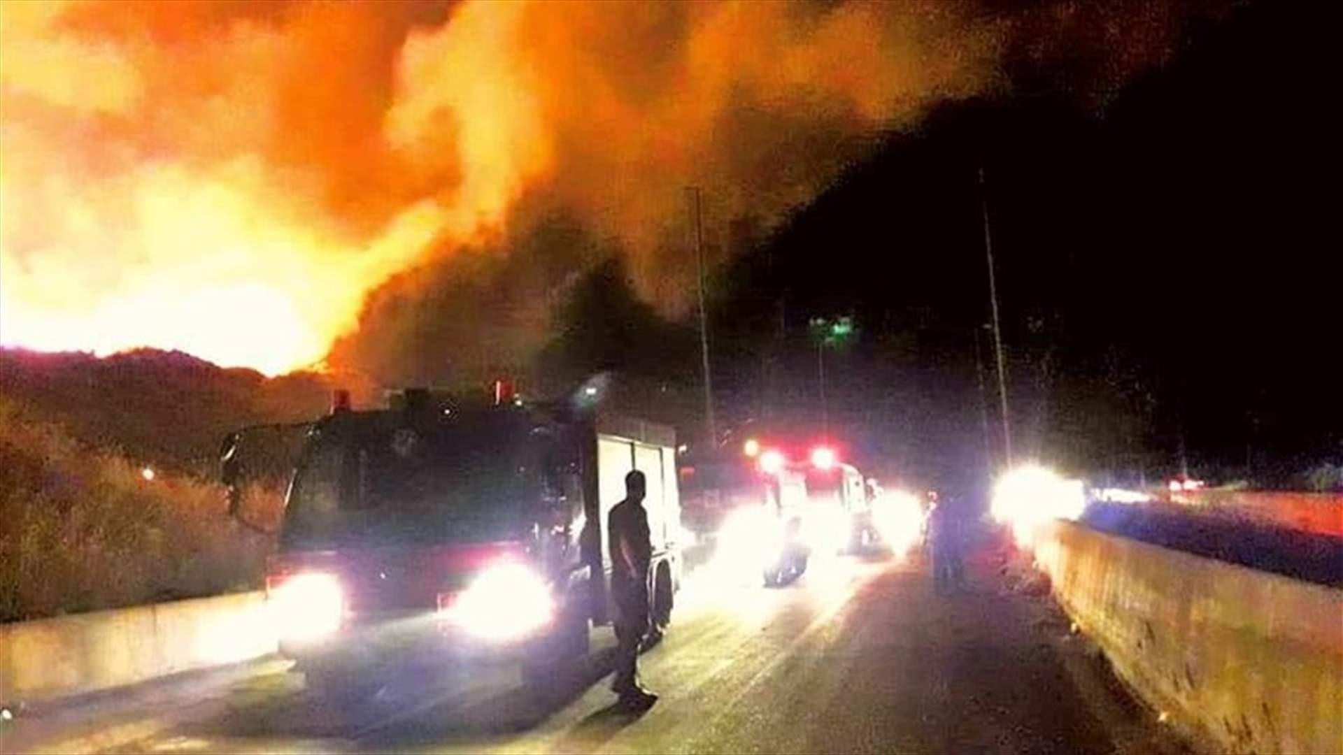 بعد 5 أيام من العمل المتواصل... الدفاع المدني يخمد حريق النفايات عند نقطة المصنع الحدودية (صوَر)