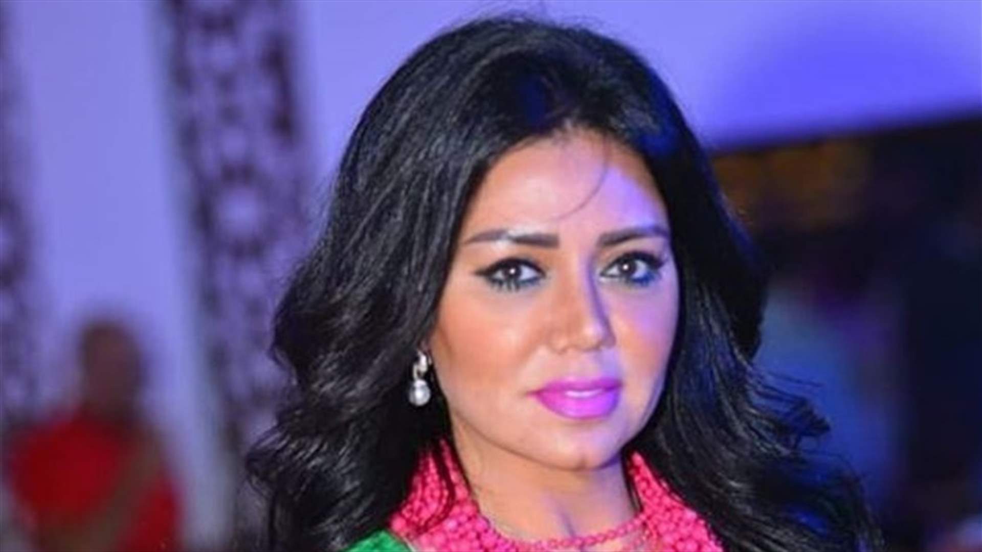 رانيا يوسف تتخطى الخطوط الحمراء بفستانٍ جريء.. والجمهور: "هل نسيت إرتداء السروال؟"