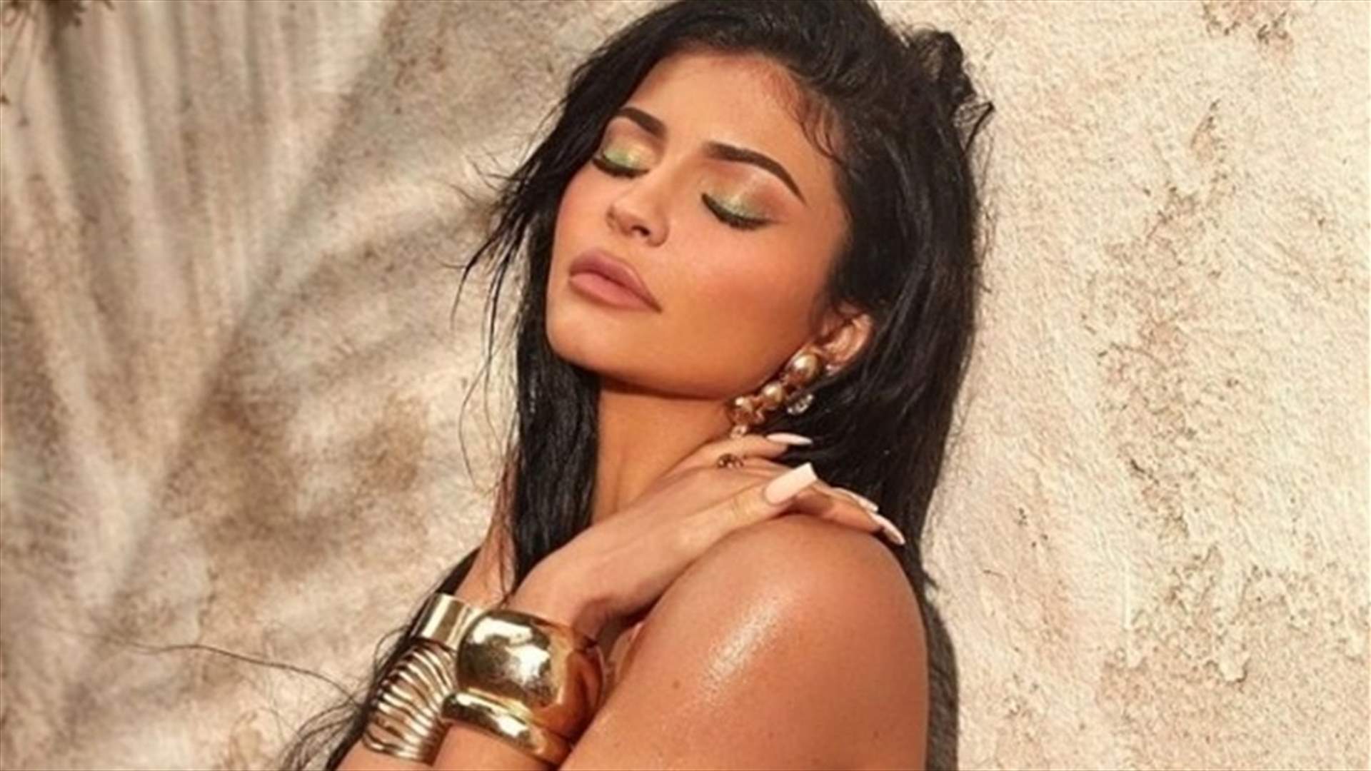 كايلي جينر تستعرض أسطول سياراتها الفاخرة بصورةٍ واحدةٍ على انستغرام