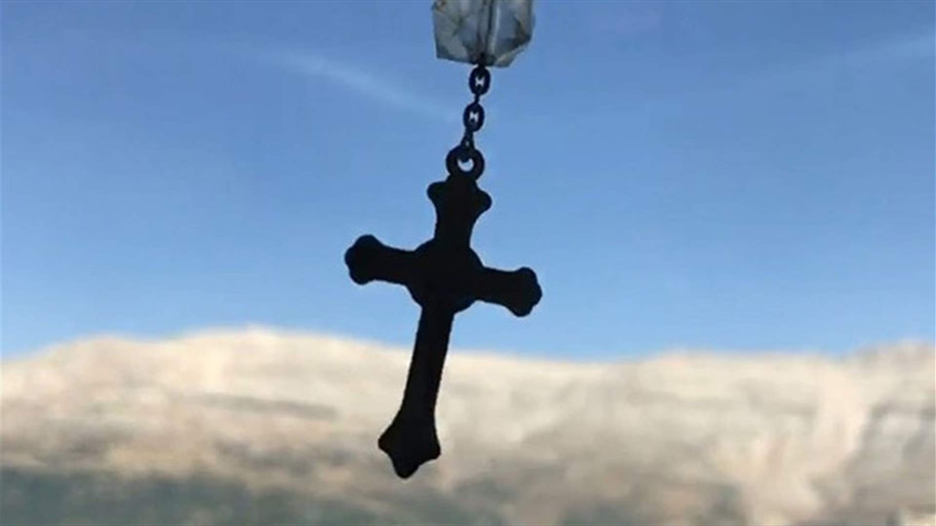 صورة تجسّد المعنى الحقيقي للتعايش المشترك في إحدى كنائس بيت الدين