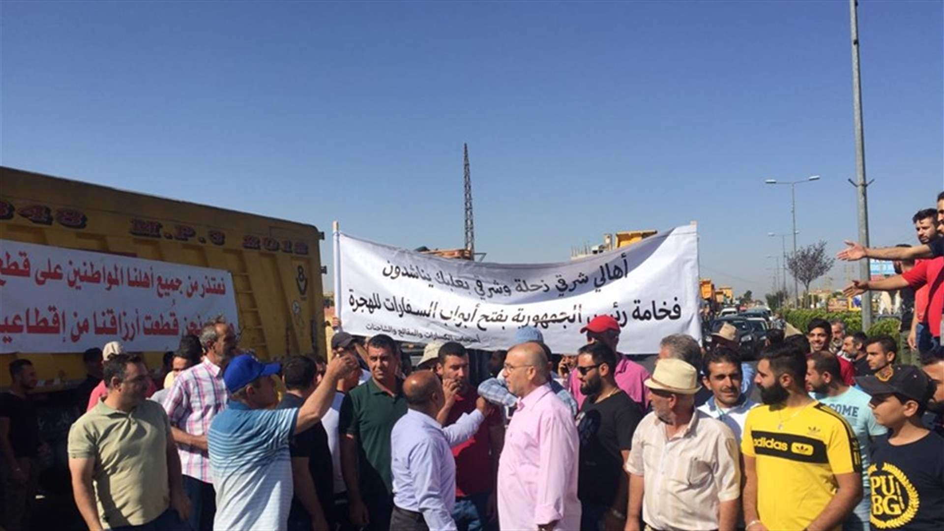 قطع طريق بعلبك الدولية من قبل أصحاب الكسارات والمقالع وسائقي الشاحنات احتجاجًا على اقفال الكسارات (صورة)