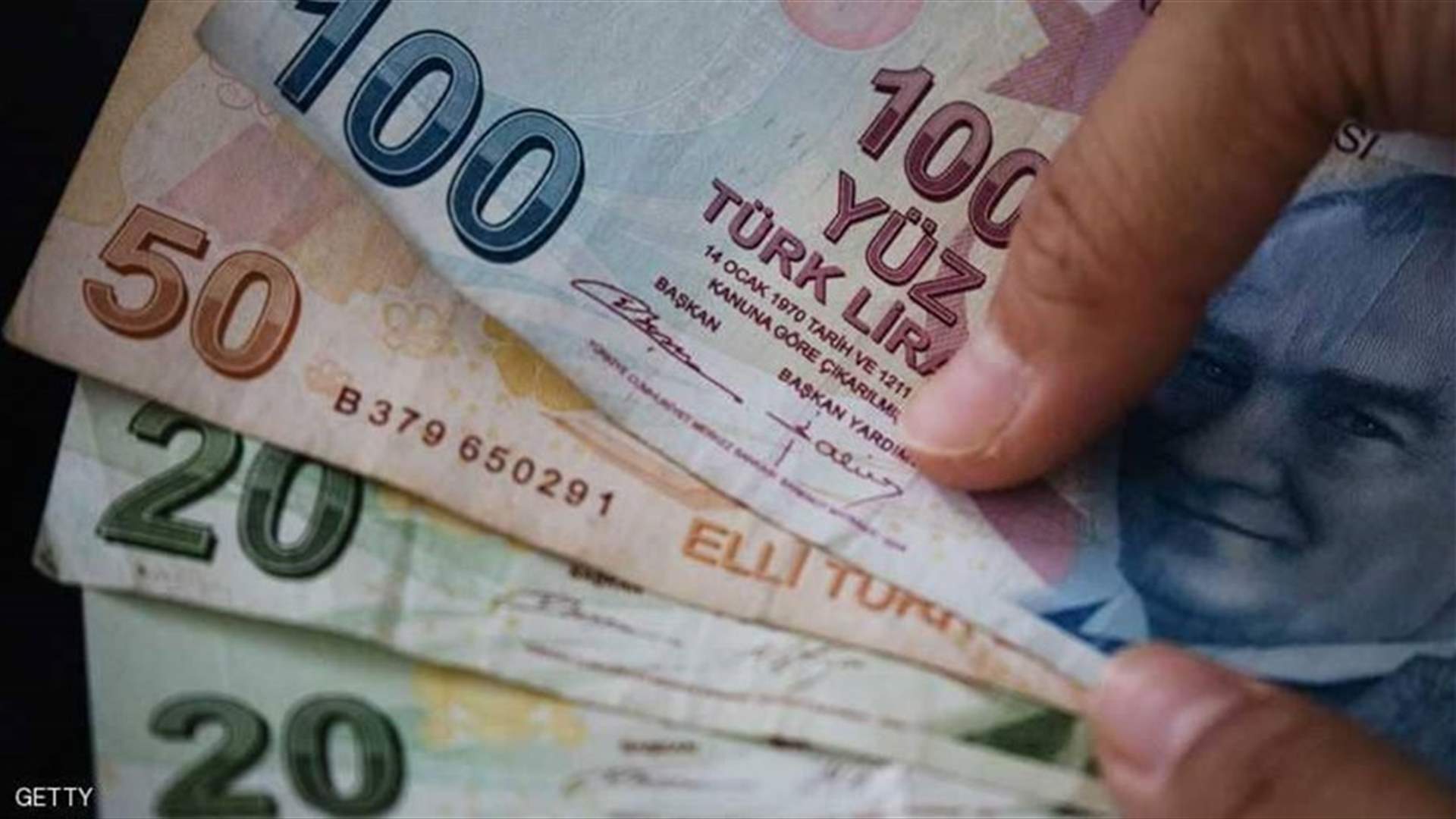 هبوط الليرة التركية 2% بعد إقالة محافظ البنك المركزي