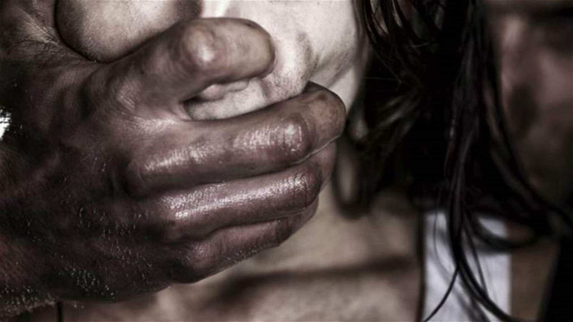 مجموعة اشخاص أقدمت على اغتصاب فتاة قاصر وابتزازها...