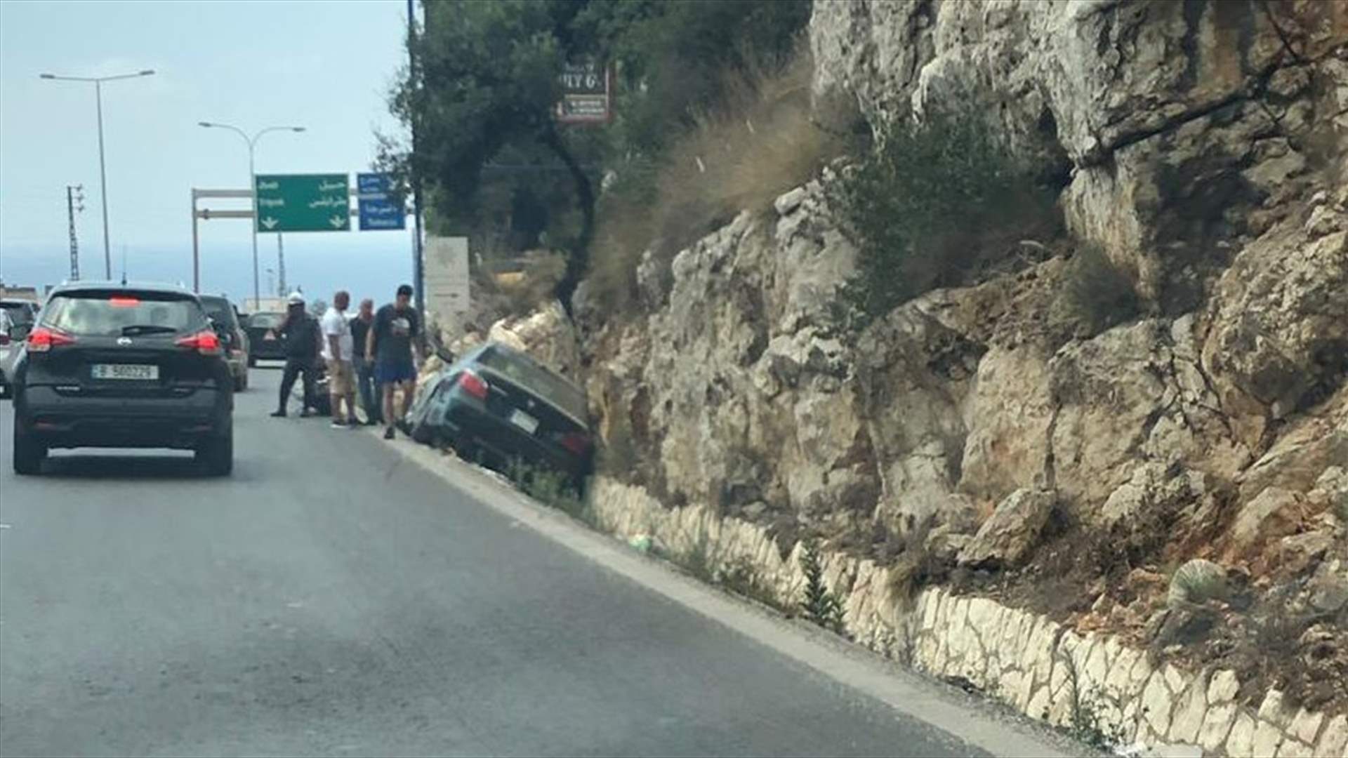 إنقلاب سيارة على المسلك الشرقي لأوتوستراد الكازينو