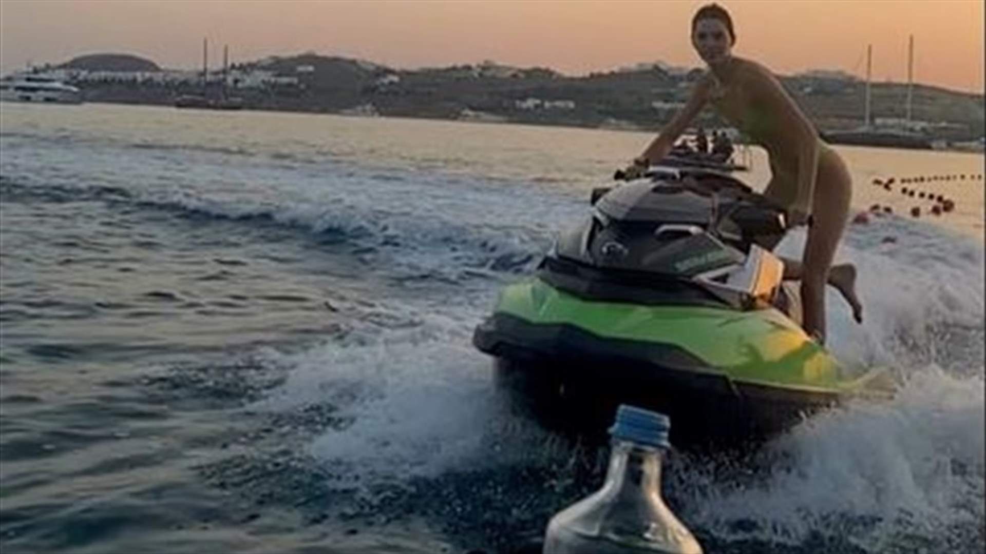 كيندال جنير تخوض تحدي &quot;غطاء الزجاجة&quot; بالبكيني وتستعرض ليونتها البدنية (فيديو)