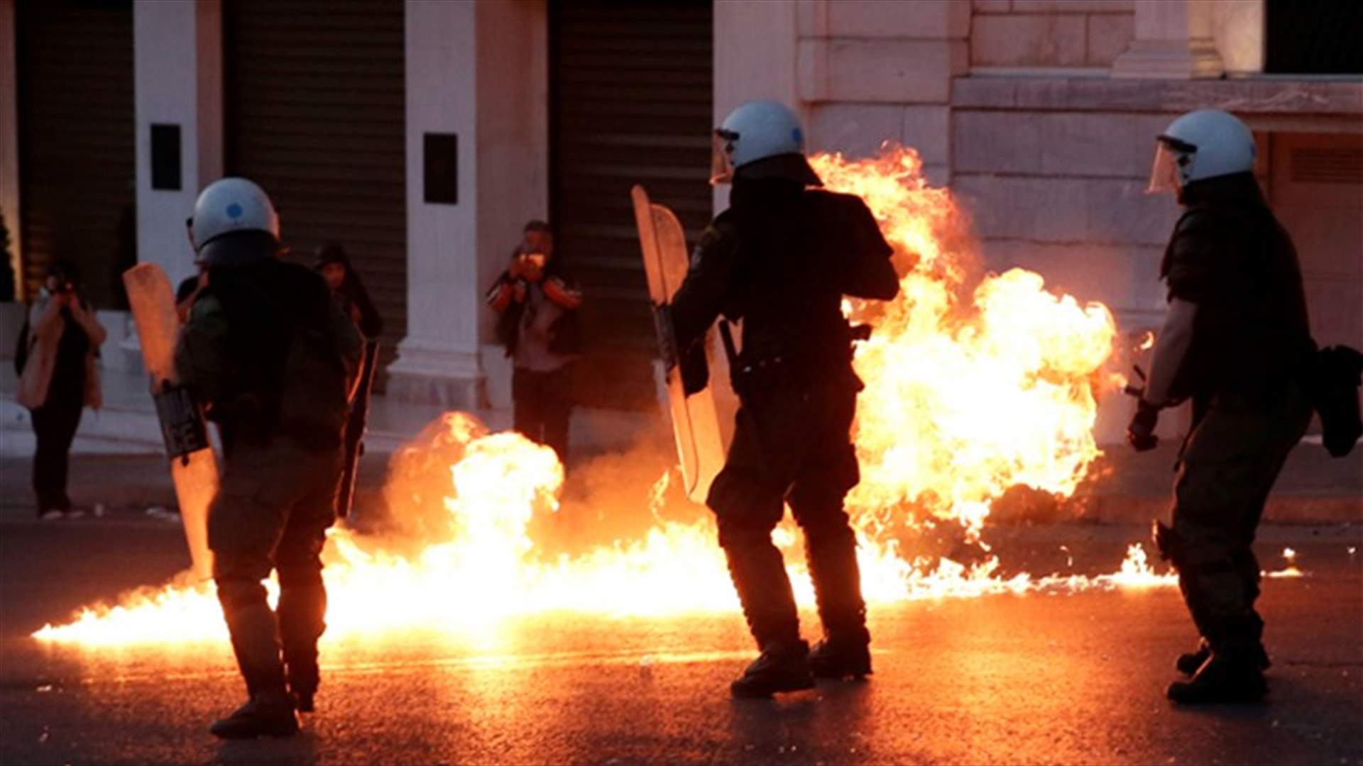 جرح شرطيين في هجوم على مركز للشرطة في أثينا
