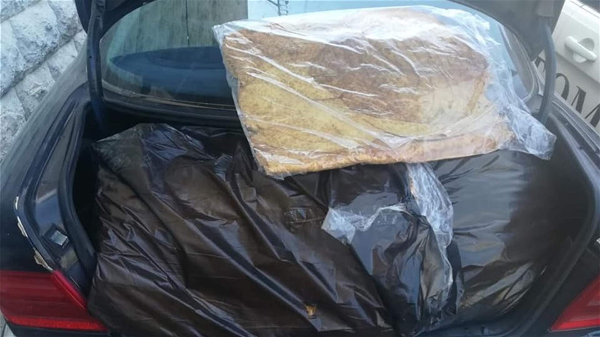 الجمارك تضبط سيارة محملة بكمية كبيرة من التنباك المهرب