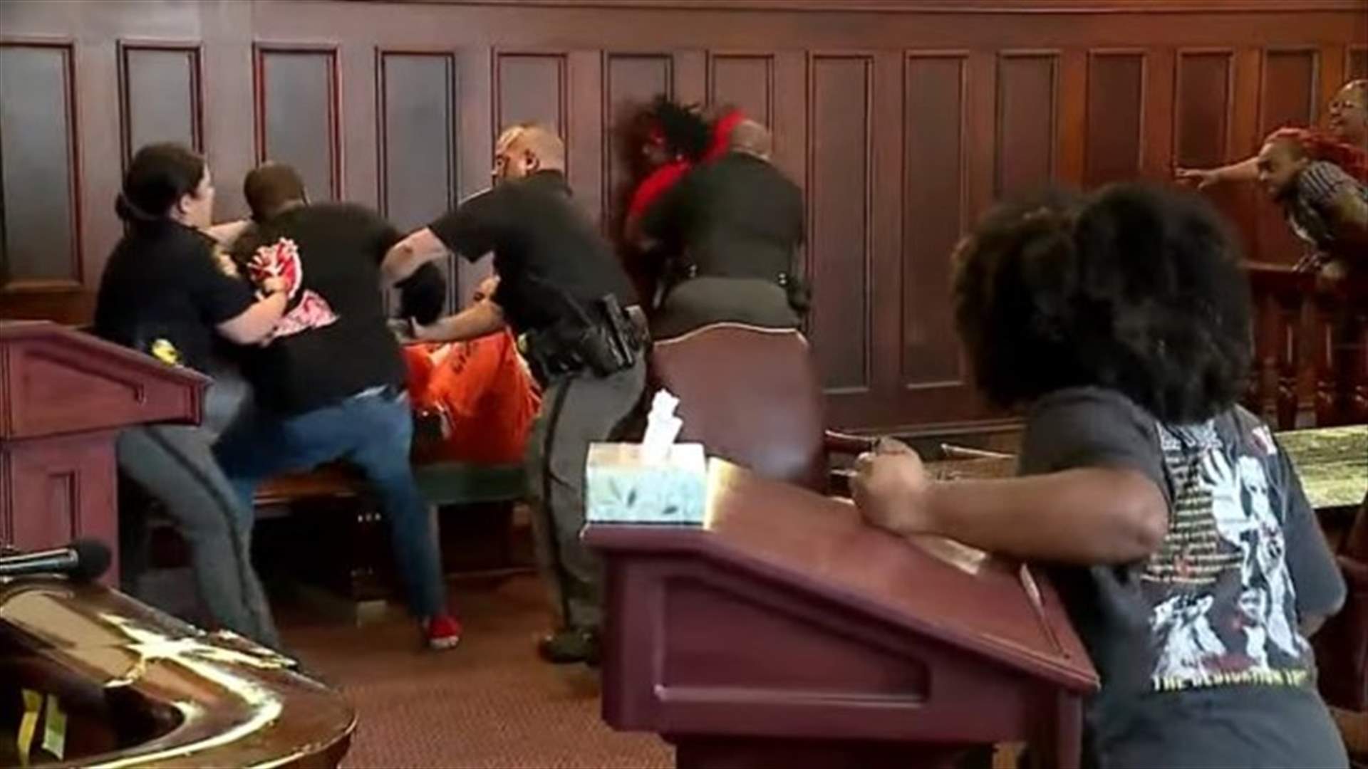 انتقما من قاتل والدتهما داخل المحكمة (فيديو)