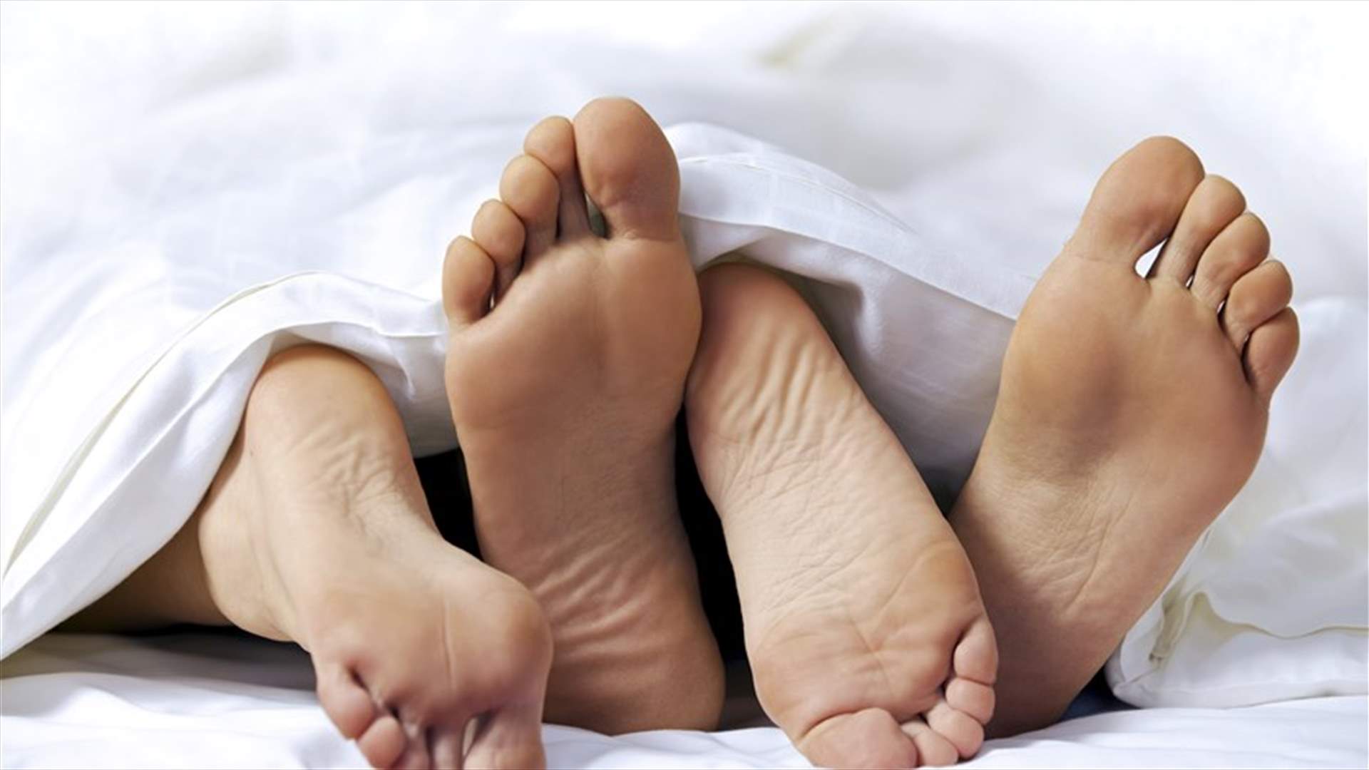 ضبط سيدة متزوجة مع عشيقها الفنان بوضع مخلّ... زوجها أبلغ عنها!