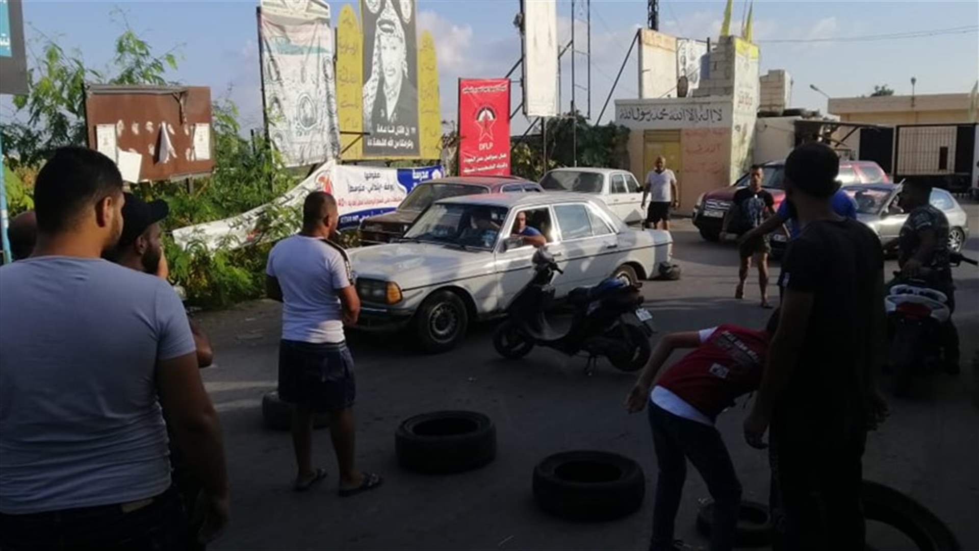 لاجئون فلسطينيون يغلقون طريق مدخل مخيم الرشيدية (صورة)