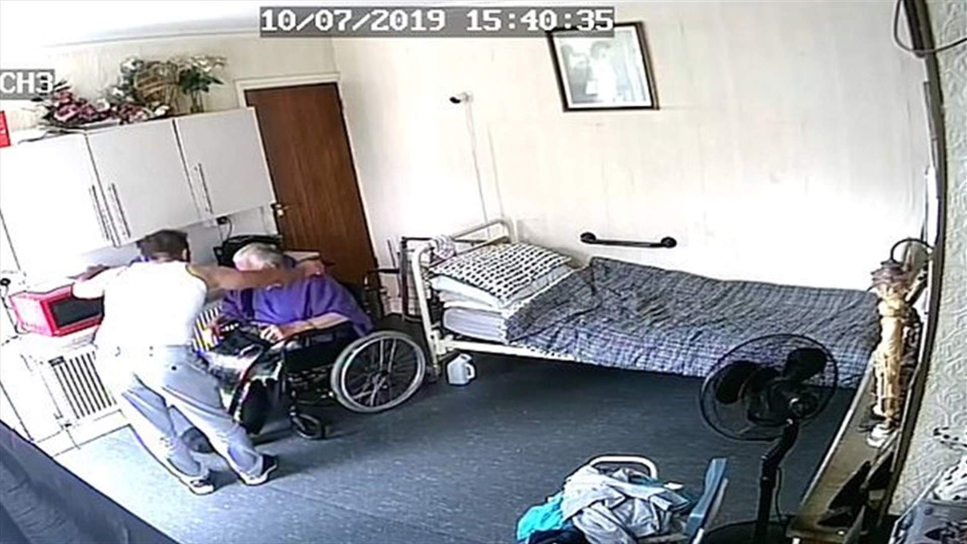 مجهول دخل منزل رجل مسن مريض... وكاميرات المراقبة وثّقت فعلته!