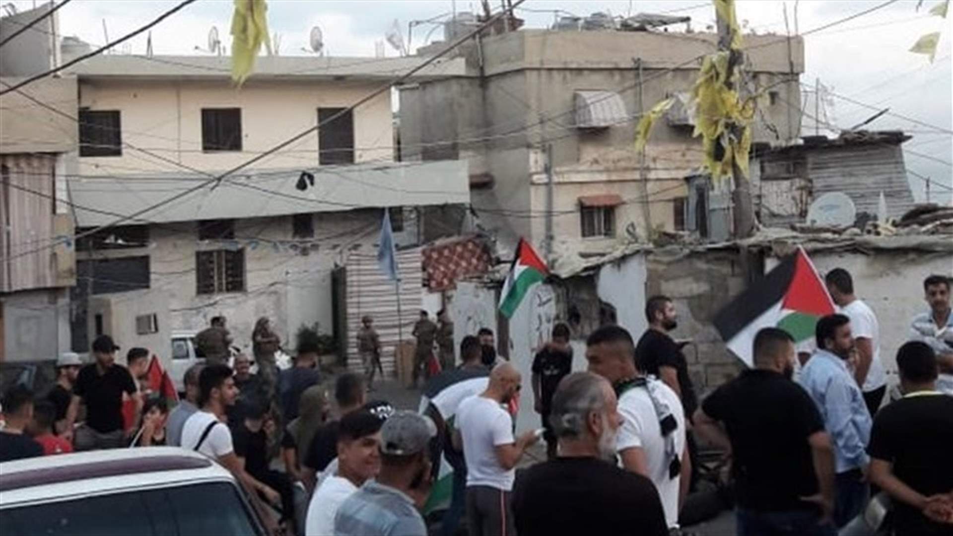 Palestinian refugees block camps’ entrances to protest against Labor Ministry decision (Photos)