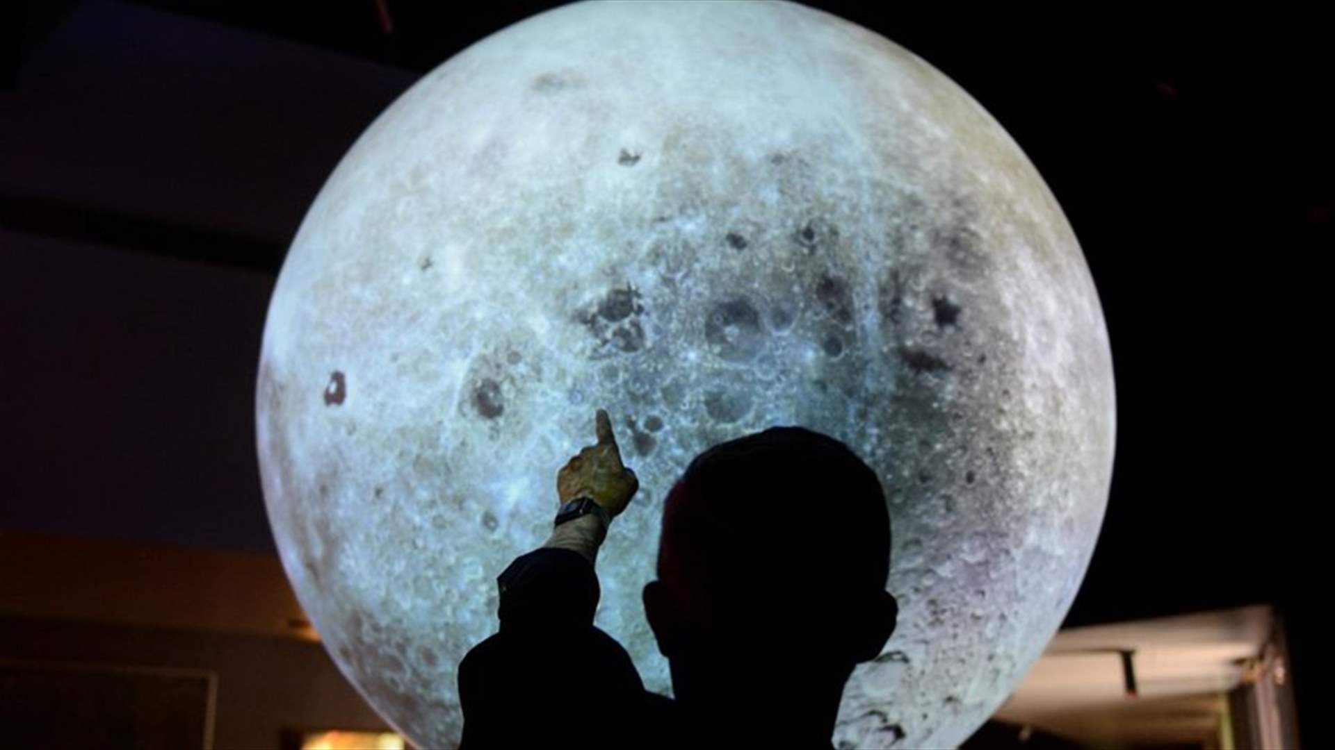 علماء يبحثون تحت سطح القمر عن إجابات لنشأة الأرض