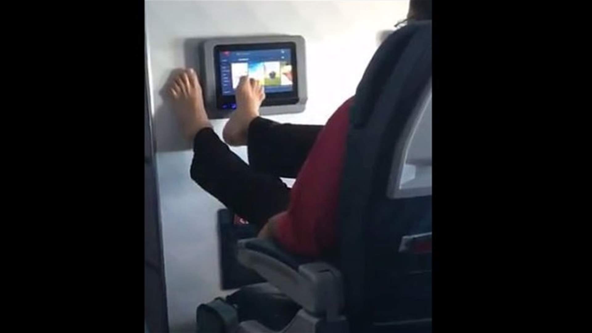راكب &quot;مقزز&quot; يستخدم أصابع قدمه على شاشة التحكم أثناء السفر (فيديو)