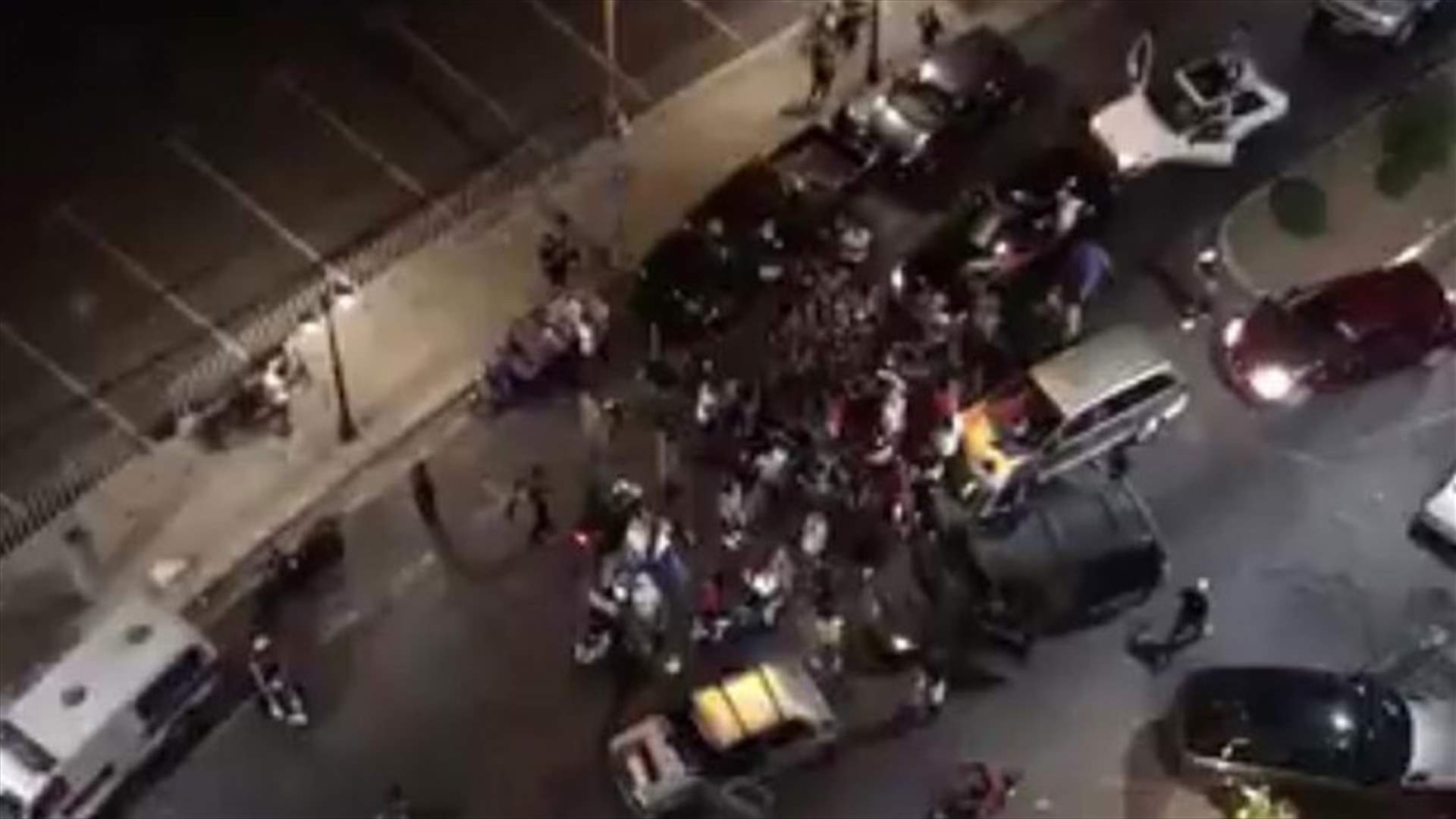 مسيرات سيارة لفلسطينيين في شوارع صيدا احتجاجاً على قرار وزير العمل